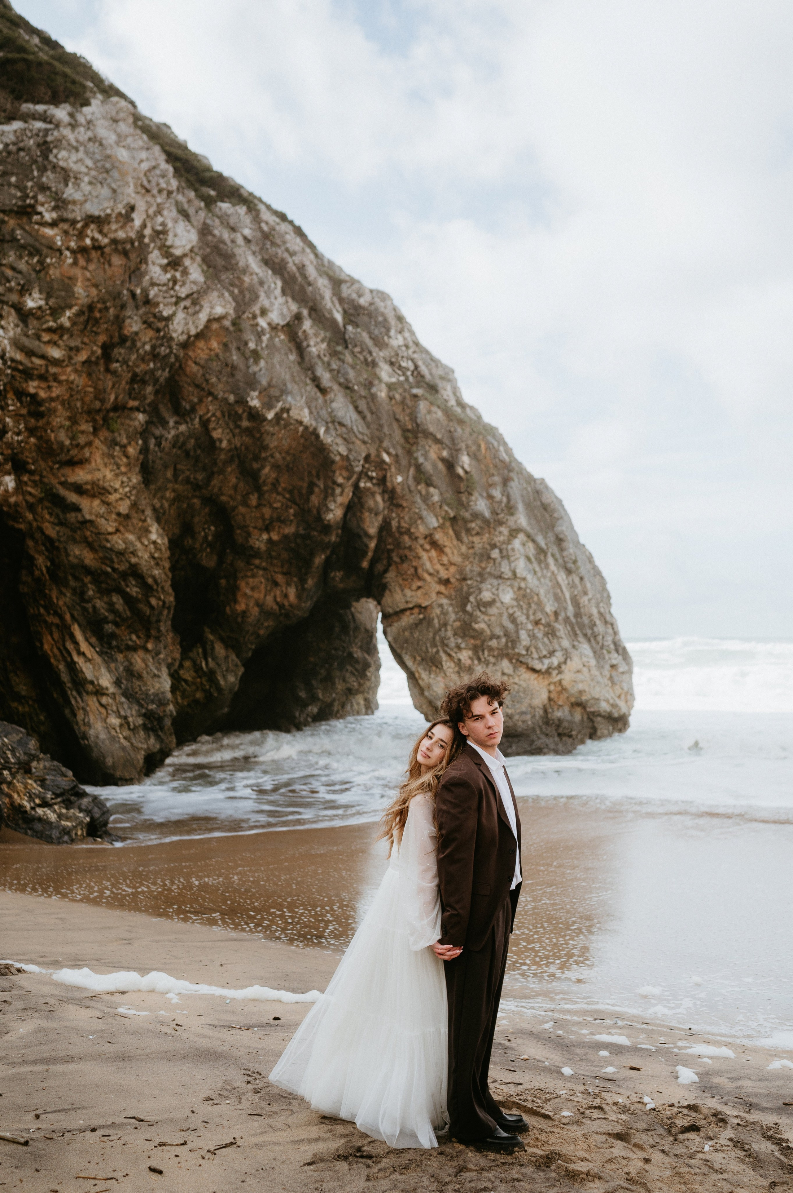 Ședință foto de nuntă pe plaja Adraga – emoție la malul oceanului Atlantic. Valentin Melen - fotograf de nunta 🤍