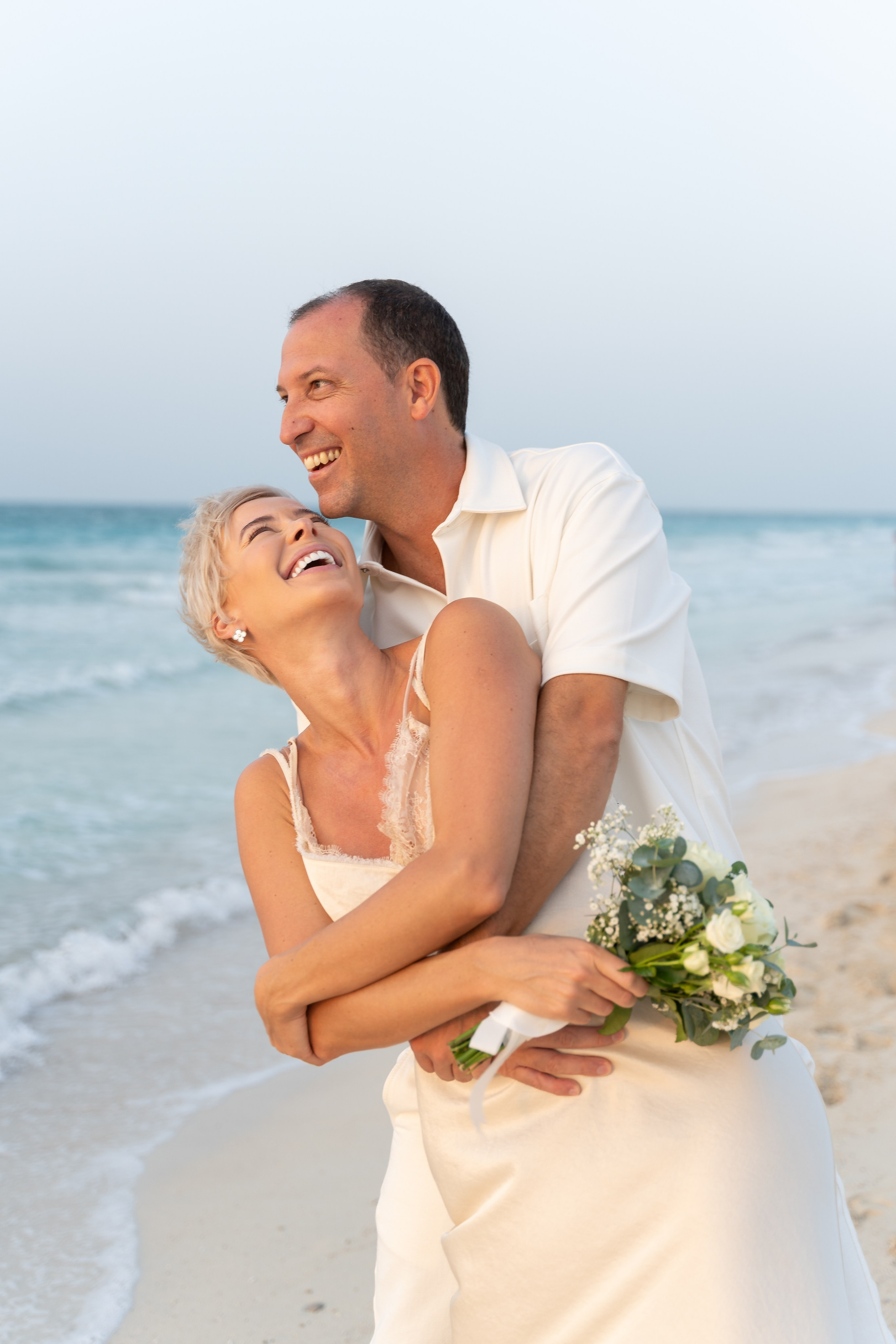 Предсвадебная фотосессия на пляже. Фотограф в Абу Даби Марина