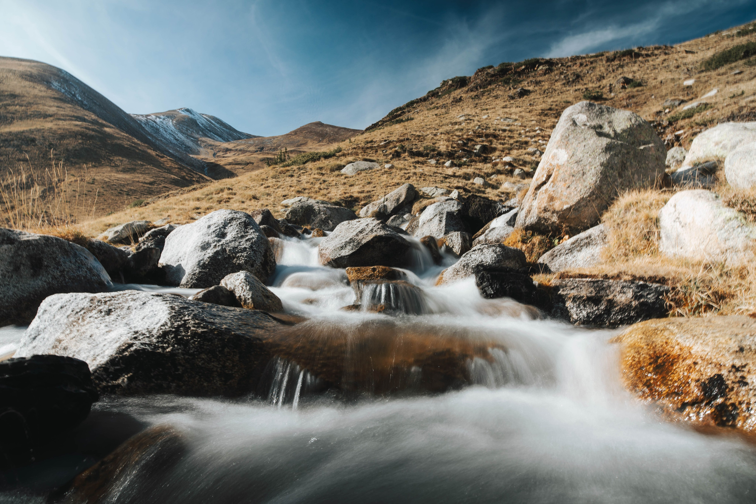 Salto de agua Mainera, Estación de esquí abandonada, Llesui. Alba del Norte Studio