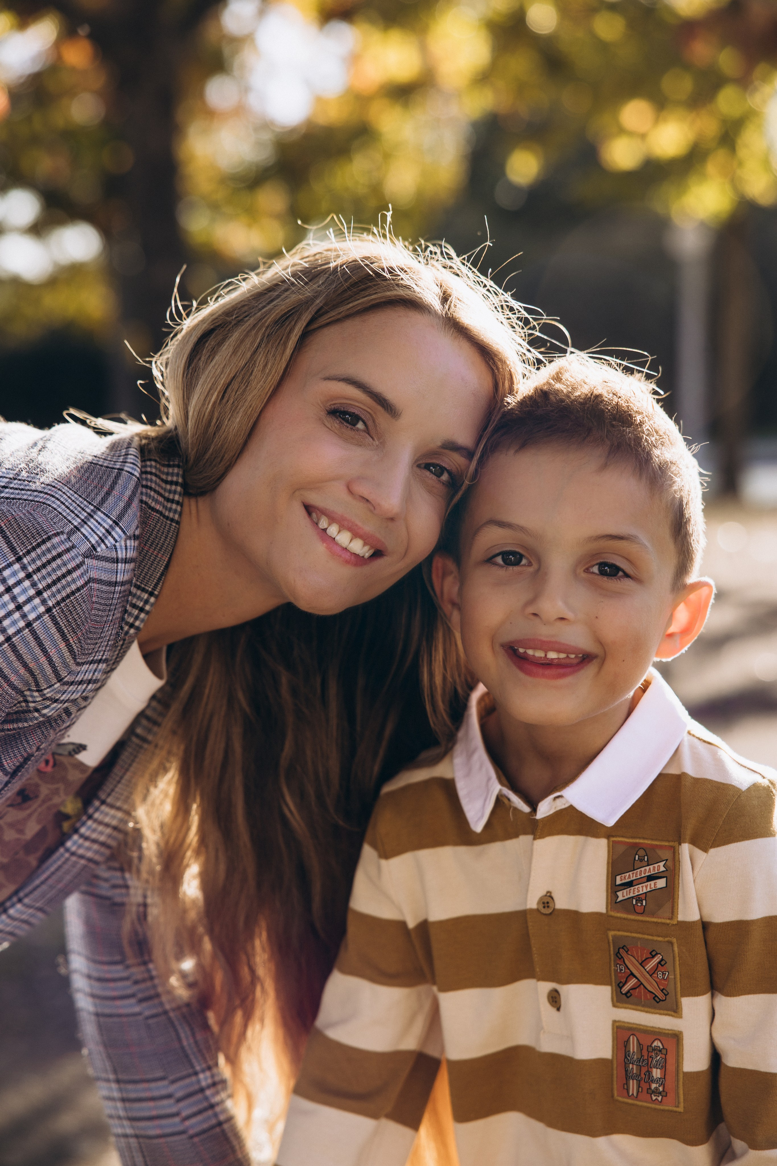 Autumn mother-son family photoshoot in Toulouse. Eugénie Smirnova — your photographer in Toulouse and southwest France