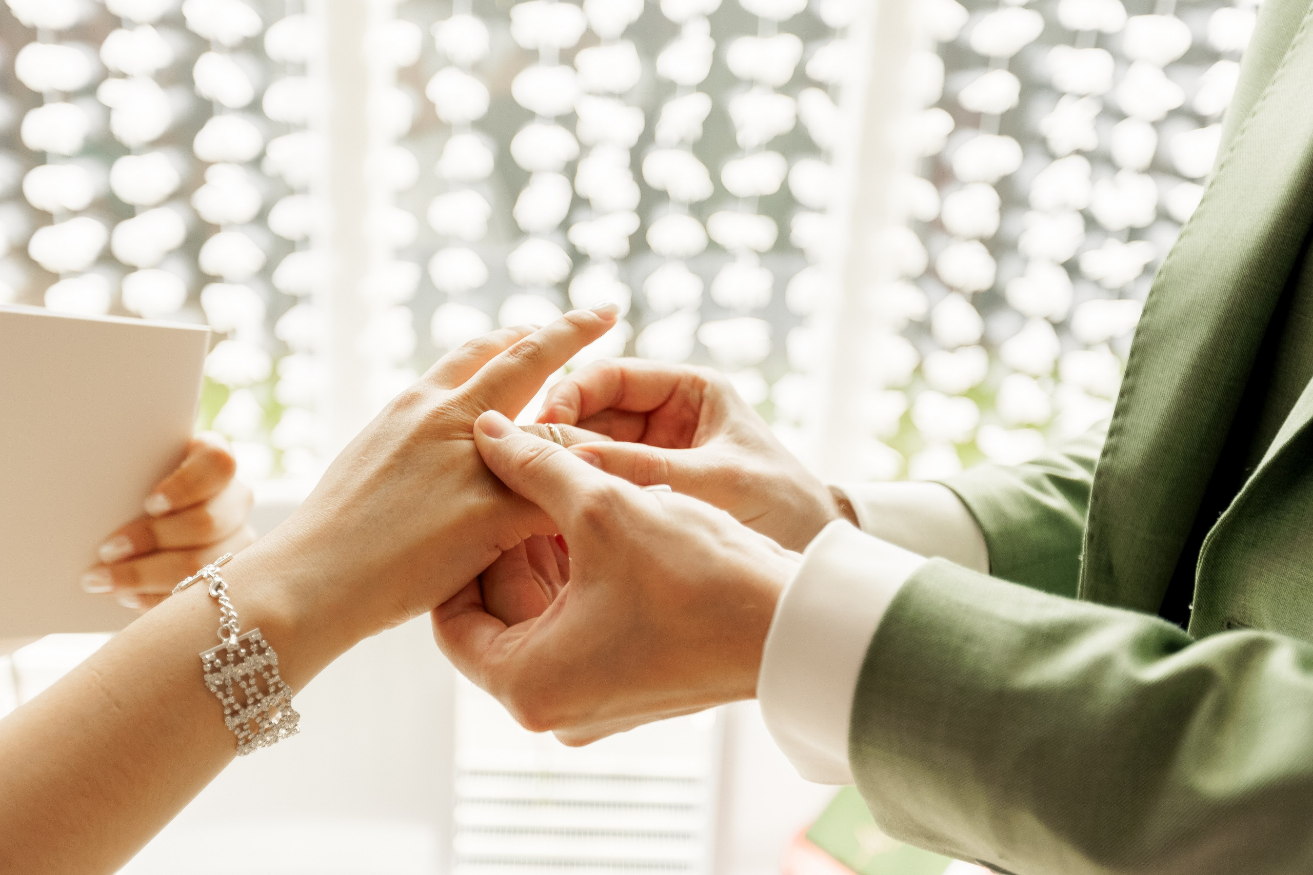 Hochzeitsfotografie im Schloss Ahrensburg | Zeitlose Eleganz in Schleswig-Holsteins Gärten. Hochzeitsfotograf und Hochzeitsvideograf aus Hamburg | Roka21Film