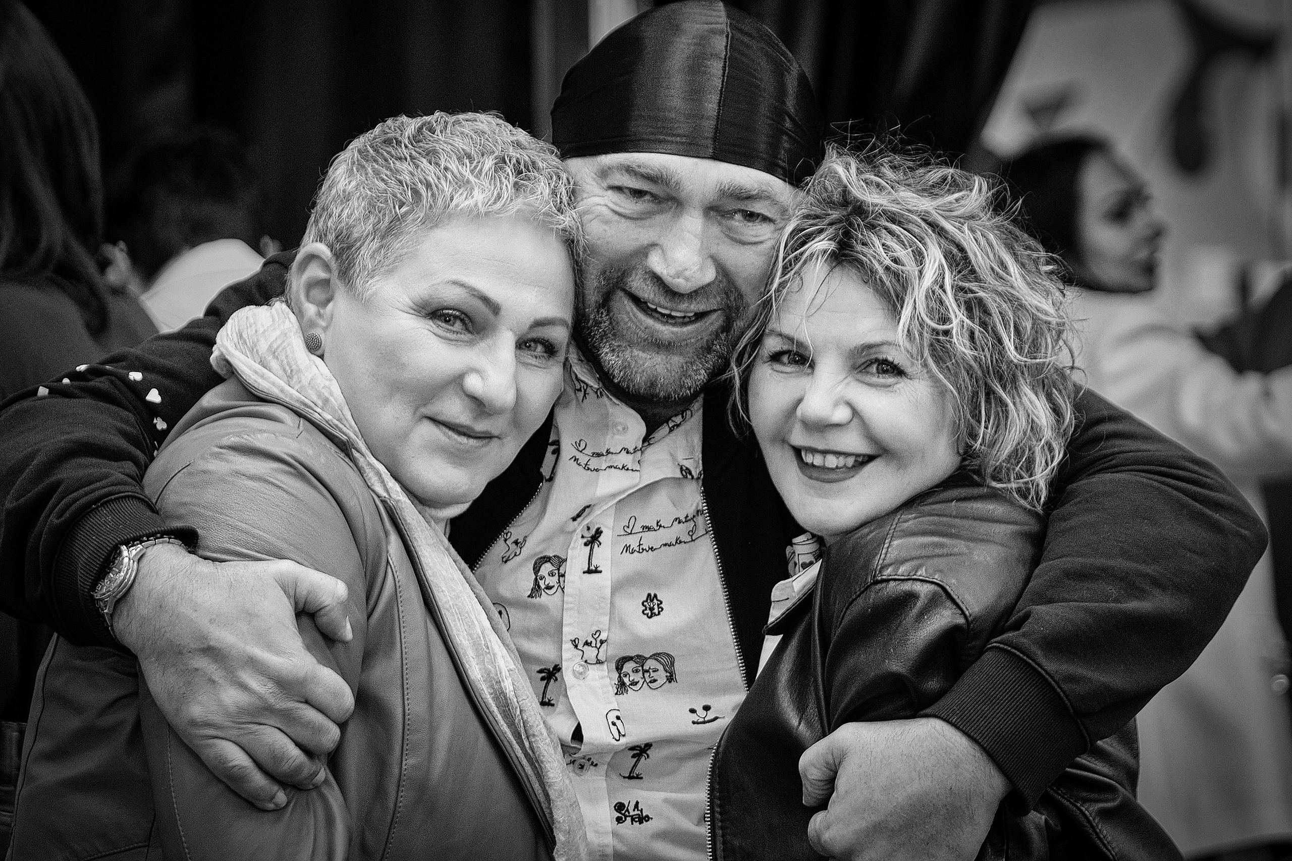 “Hugging Humanity” / “Обнимая человечество”. Middle East Photo Agency — Photography & Event Magnets — סוכנות צילום והדפסת מגנטים לאירועים