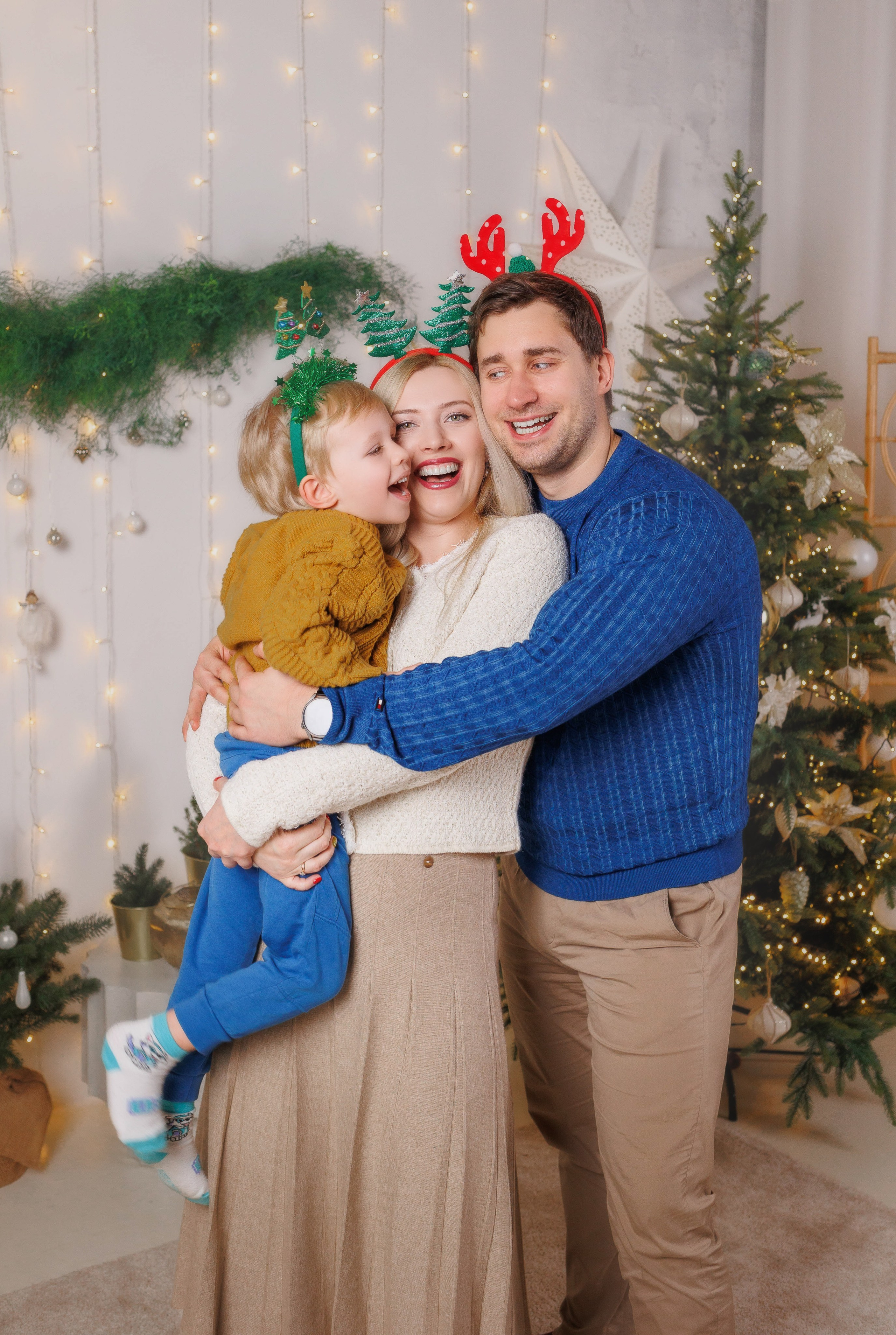 Christmas photo shoot for a large family. Family photographer in Vilnuis Svetlana Naumova