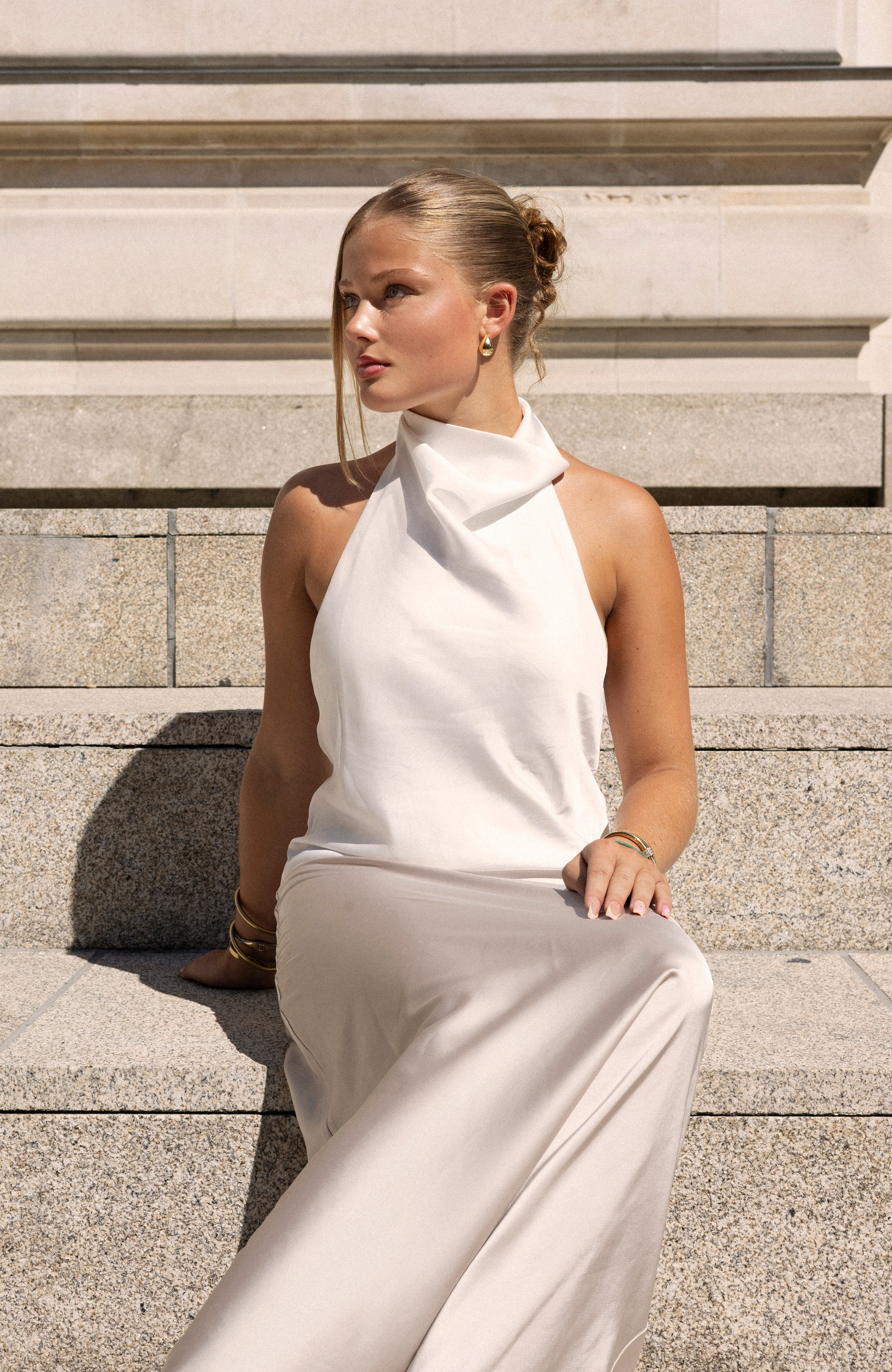 Shooting lifestyle féminin réalisé par Ani Torosyan : jeune femme élégantes en tenue chic, lumière naturelle, ambiance urbaine moderne et raffinée à Nantes.