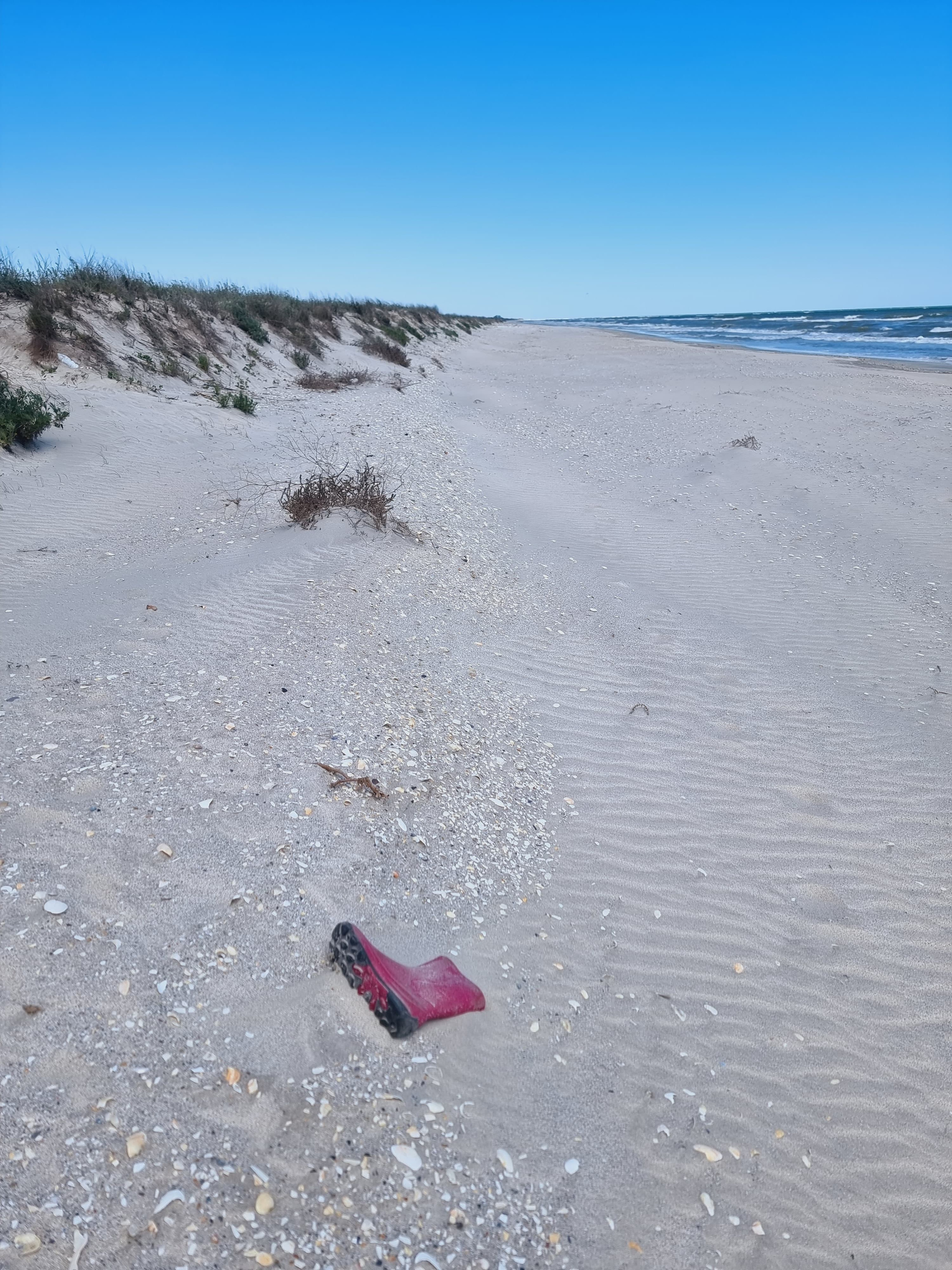 Bucati dintr-o drona Ucraineana gasite pe plaja Vadu