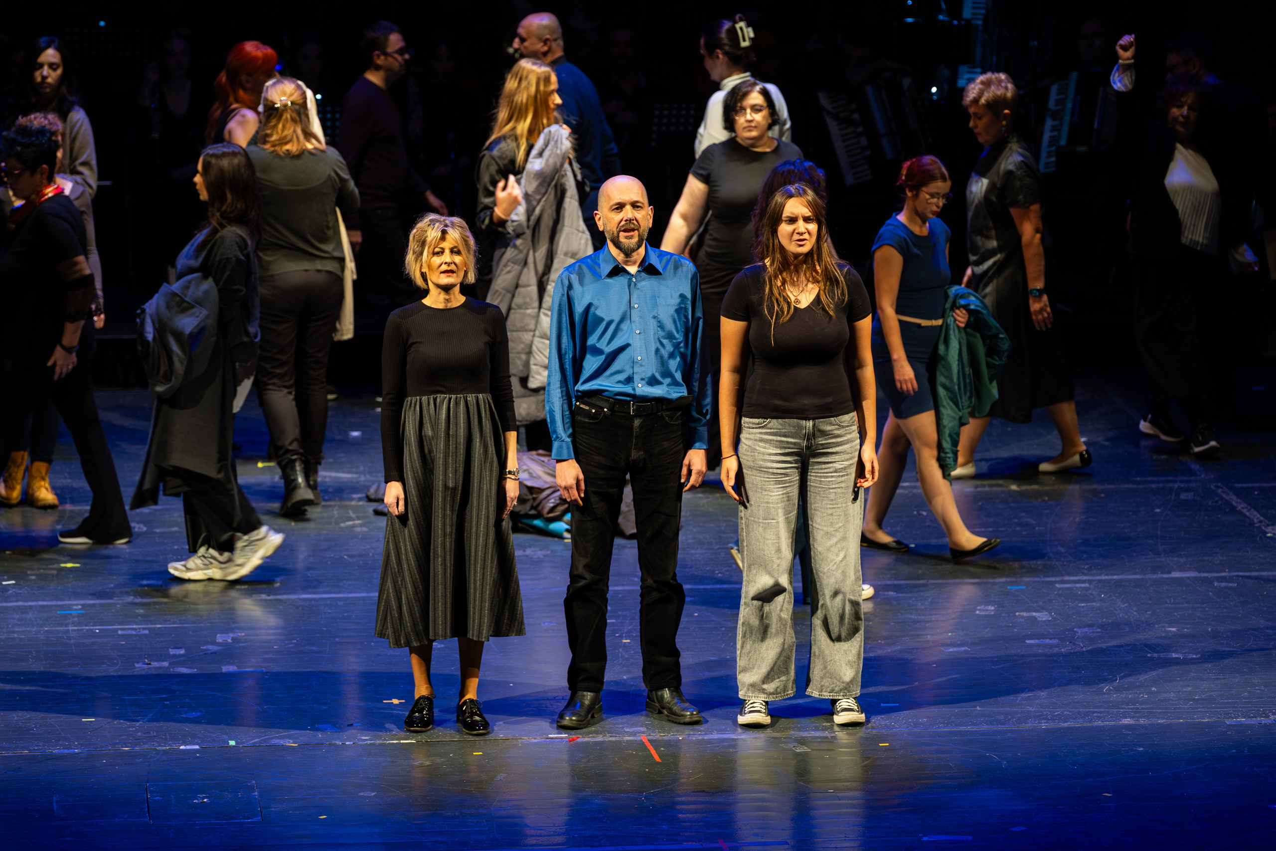 Galerija fotografija sa svečanog koncerta RKUD Proleter u Narodnom pozorištu Sarajevo, prikazuje nastupe izvođača, svečanu atmosferu, bogatu scenografiju i publiku u prepunoj dvorani.