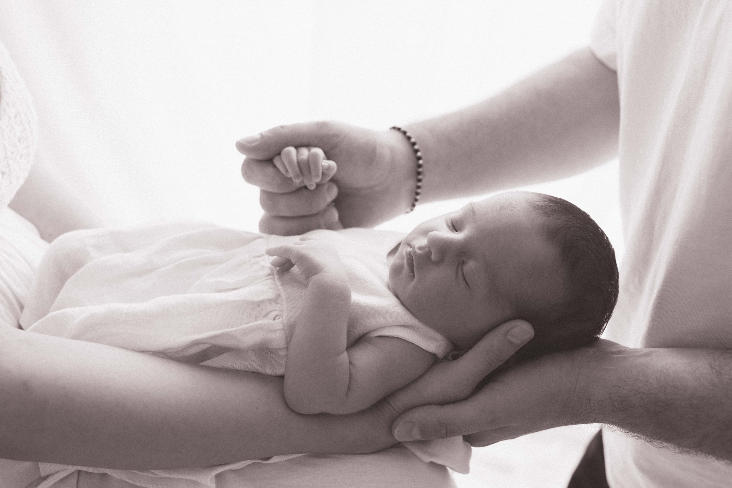 Inspira sesiune foto nou-nascut. Madalina Beda- Artist vizual, fotograf, doula la nastere, consultant babywearing Brasov si in toata tara