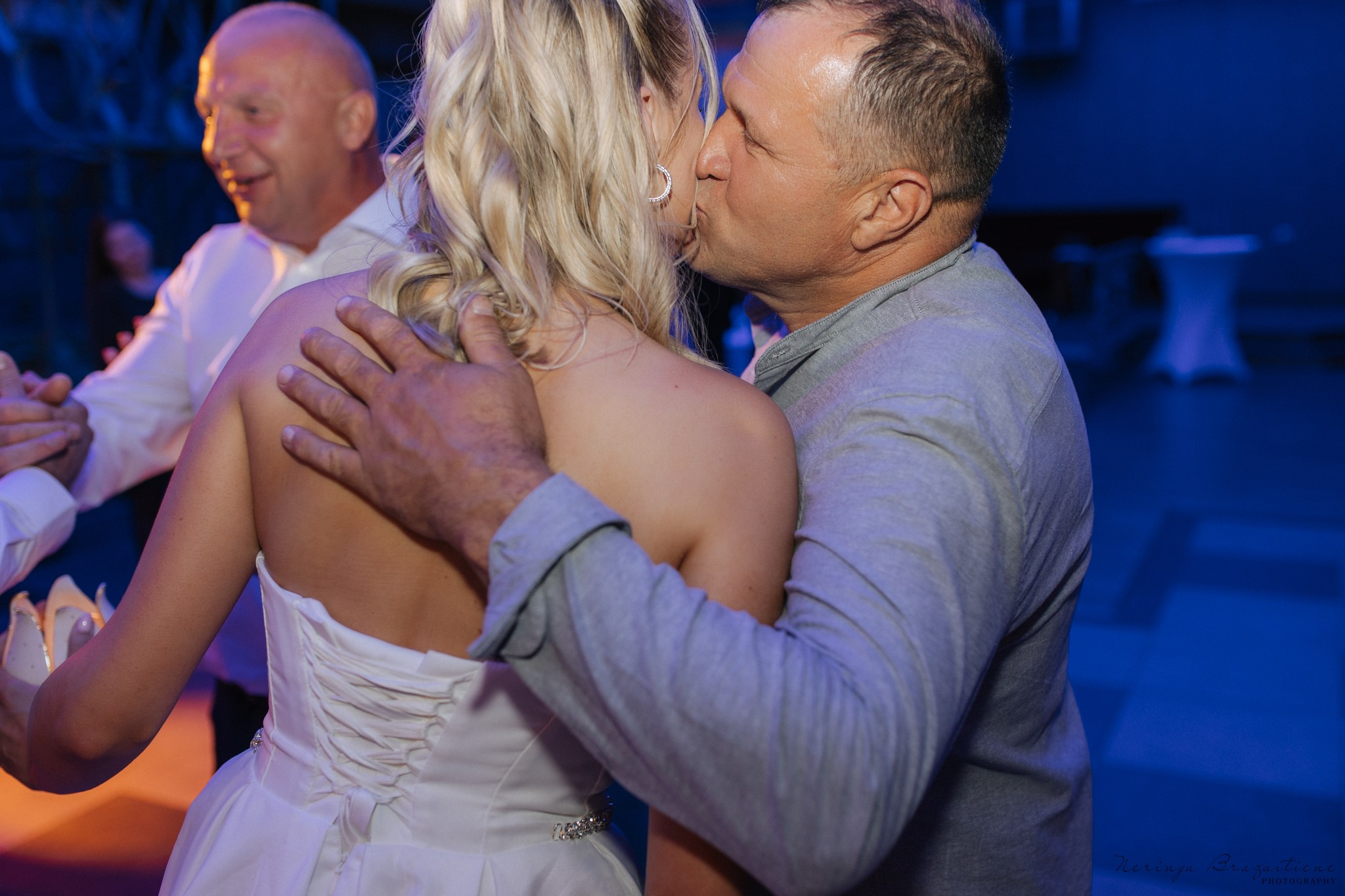 Vestuvinė fotosesija Kaune, Vienybės aikštėje, prie Lietuvos banko