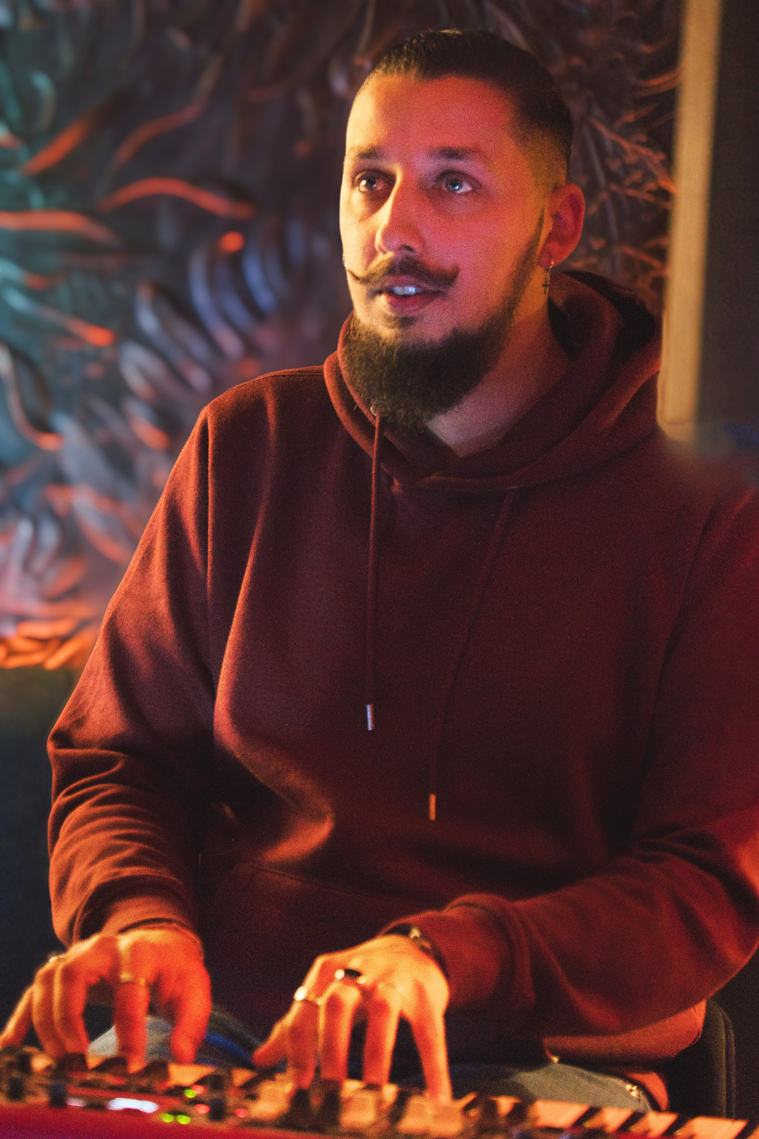 Fiesta corporativa en Córdoba fotografiada con estilo creativo.