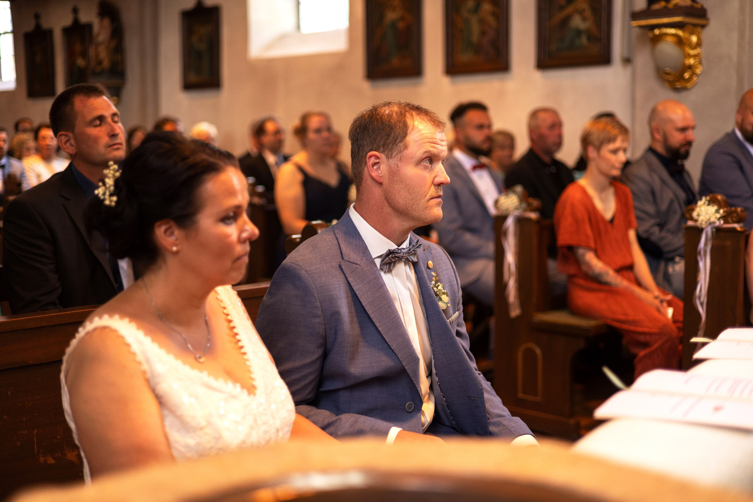 Romantische Videosequenz: Brautpaar verlässt die Kirche in Schwagsdorf nach der emotionalen Zeremonie.“