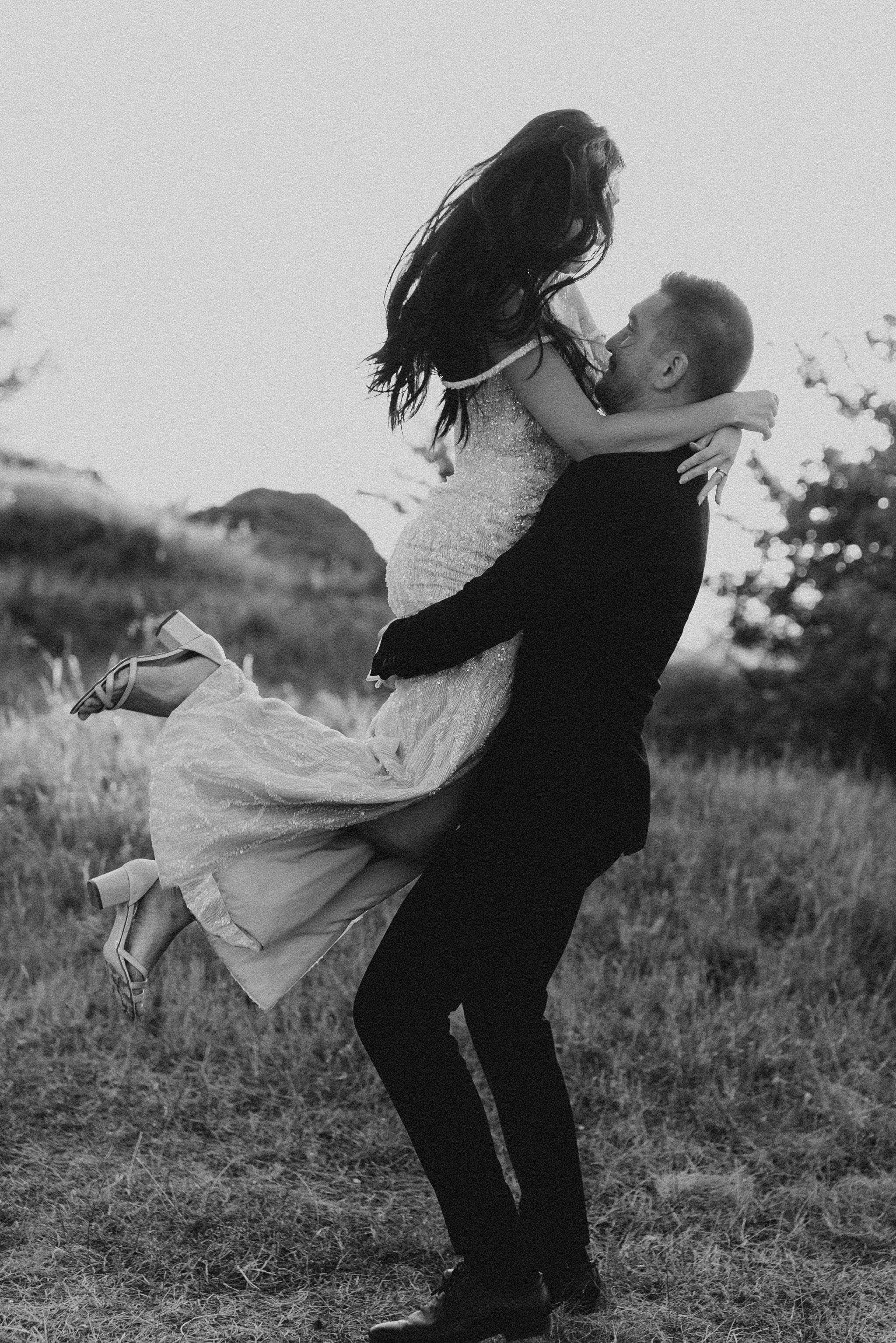 Sedinta foto la apus , golden hour shooting. Proud Vision Weddings | Wedding Photography & Film — Servicii profesionale Foto Video Nunta Iasi