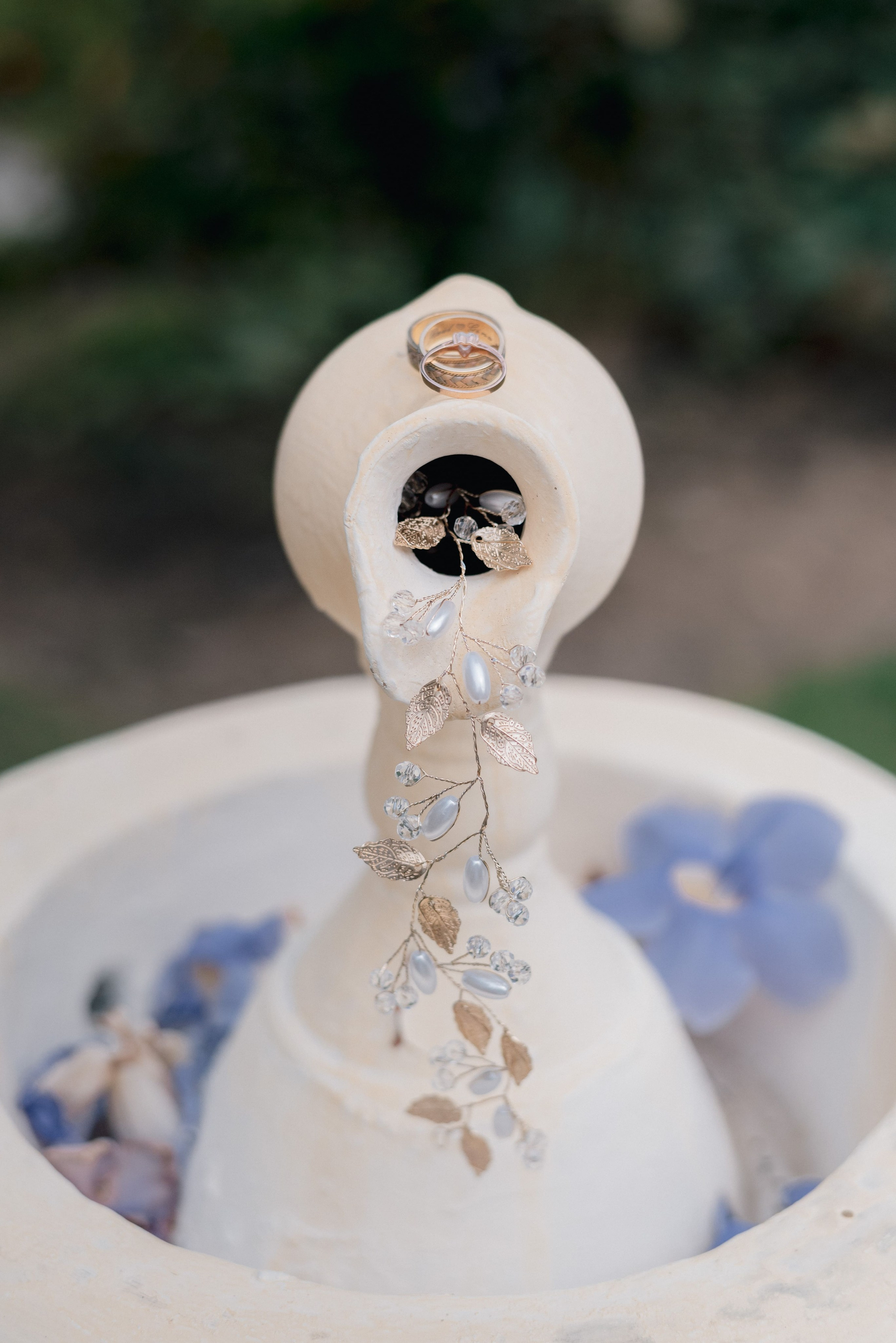 Anillos de boda de oro en hoja verde, detalles de ceremonia matrimonial en boda de playa