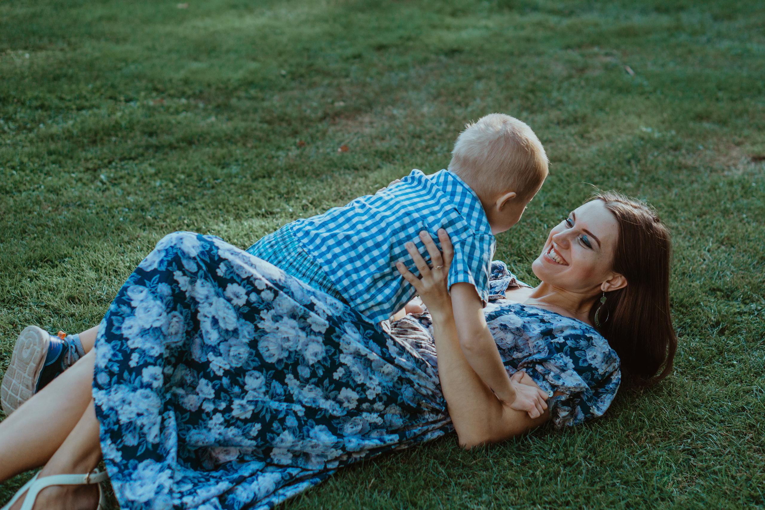 Little Kolya know how to have fun ;). Family photographer Aargau Zurich