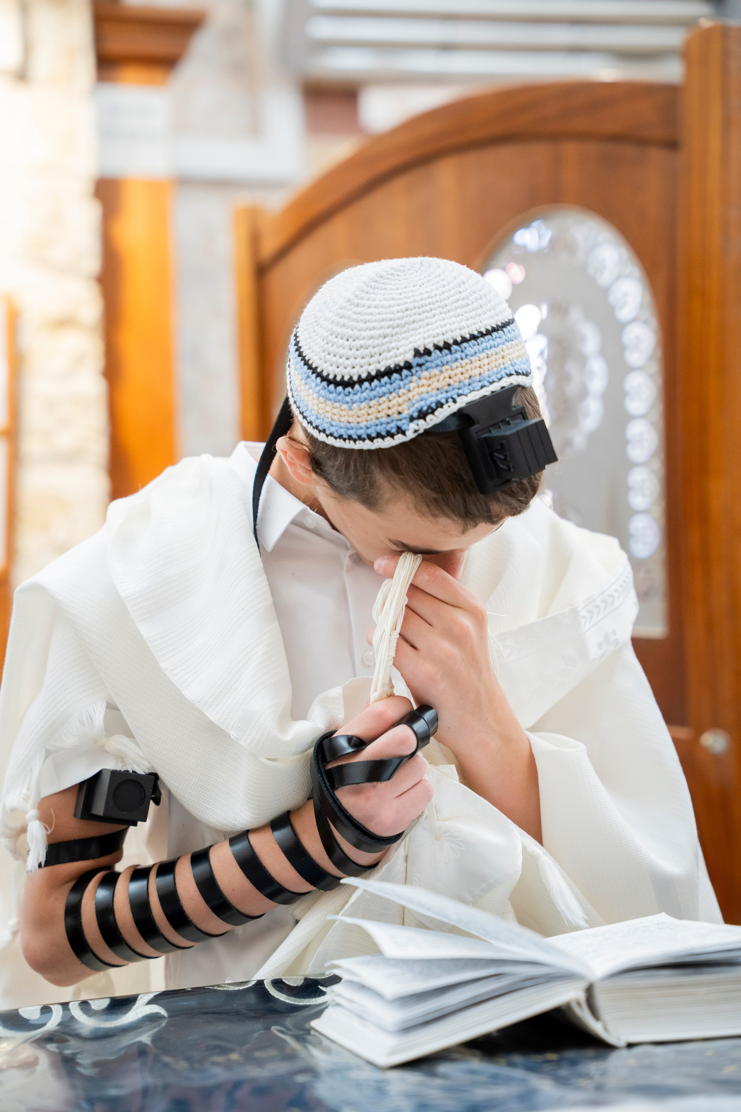 הנחת התפילין רפאל לוי. יוסף מזרחי צילום חתונה, ברית וזוגיות. צלם מקצועי שאוהב להוציא אתכם הכי יפים ברגעים הכי מרגשים