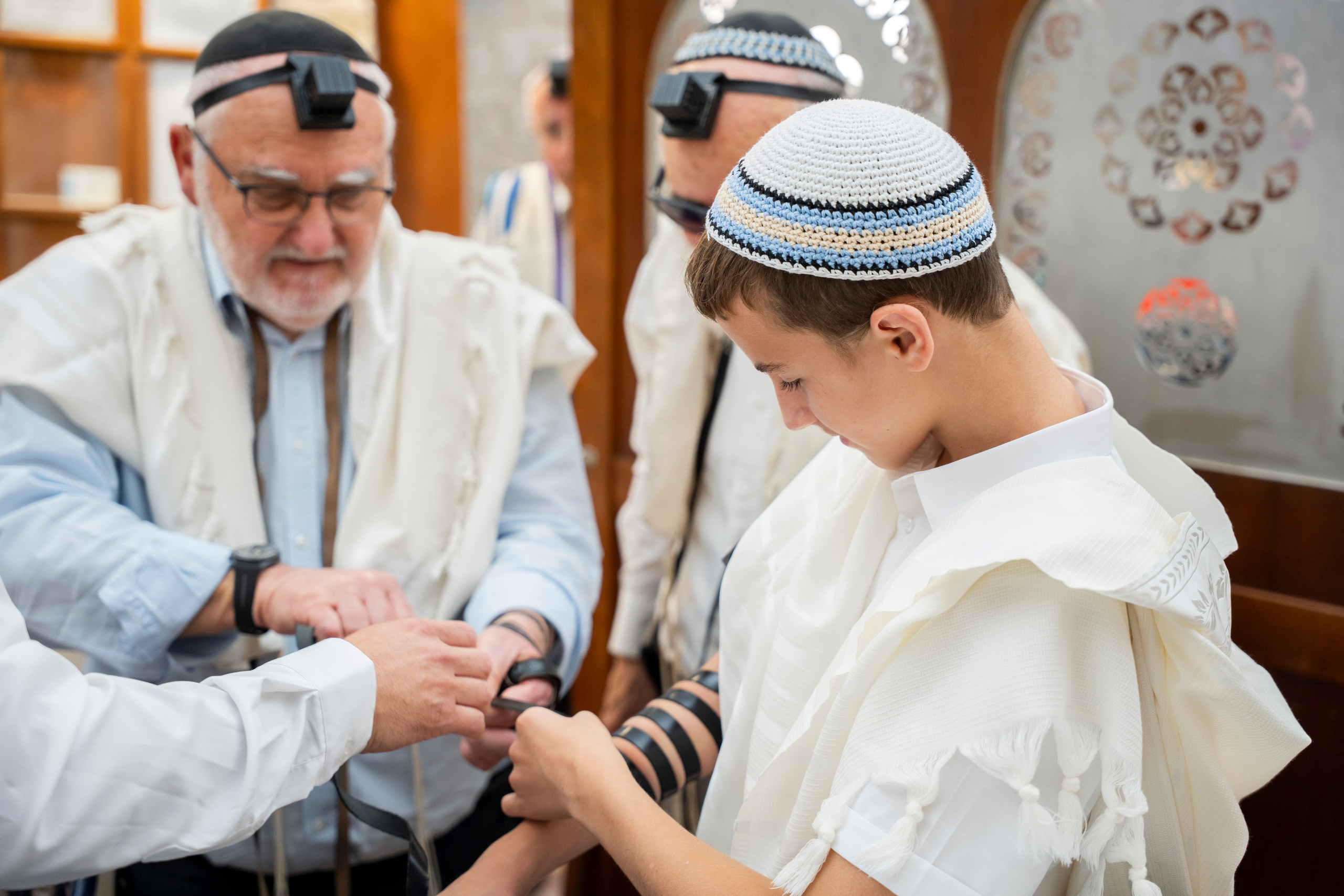 הנחת התפילין רפאל לוי. יוסף מזרחי צילום חתונה, ברית וזוגיות. צלם מקצועי שאוהב להוציא אתכם הכי יפים ברגעים הכי מרגשים