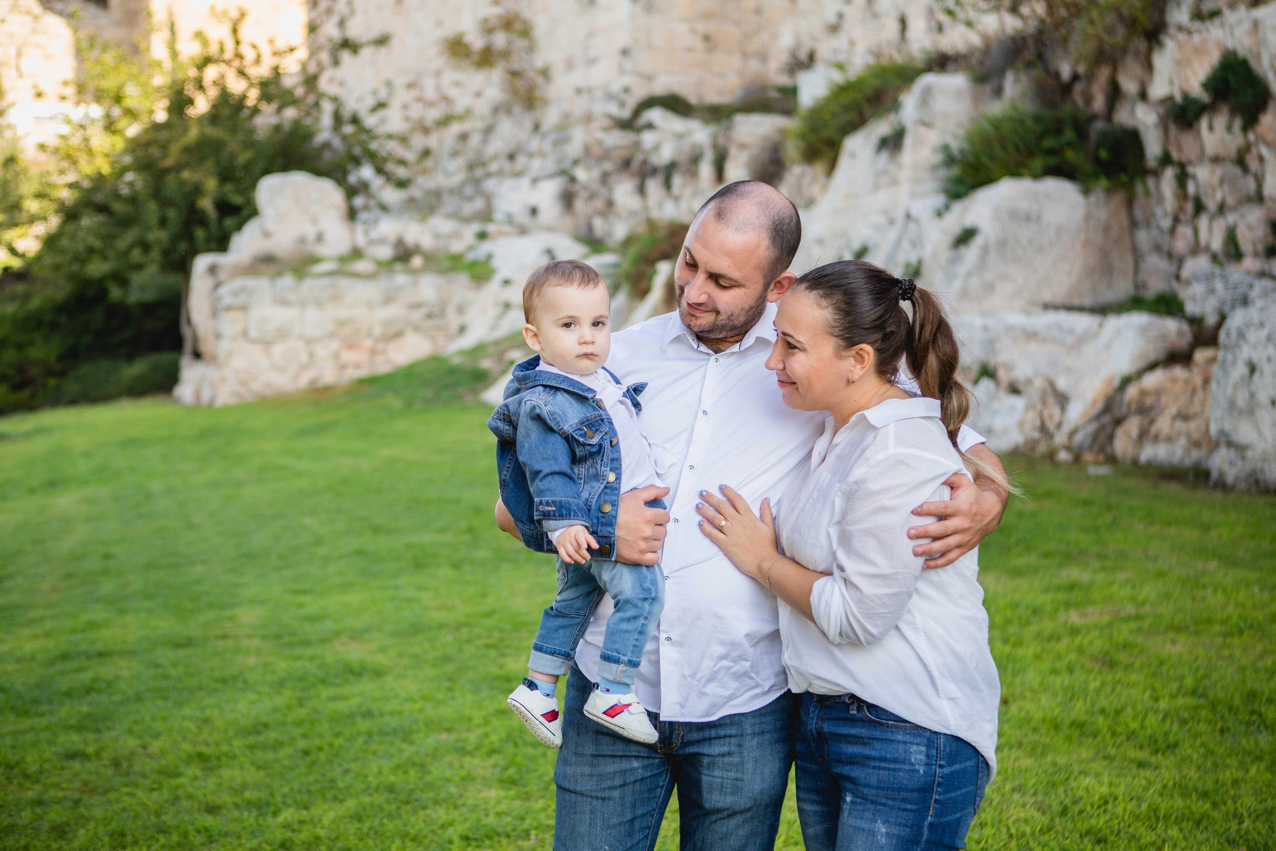 AT THE WALLS OF THE OLD CITY. PHOTOGRAPHER IN ISRAEL