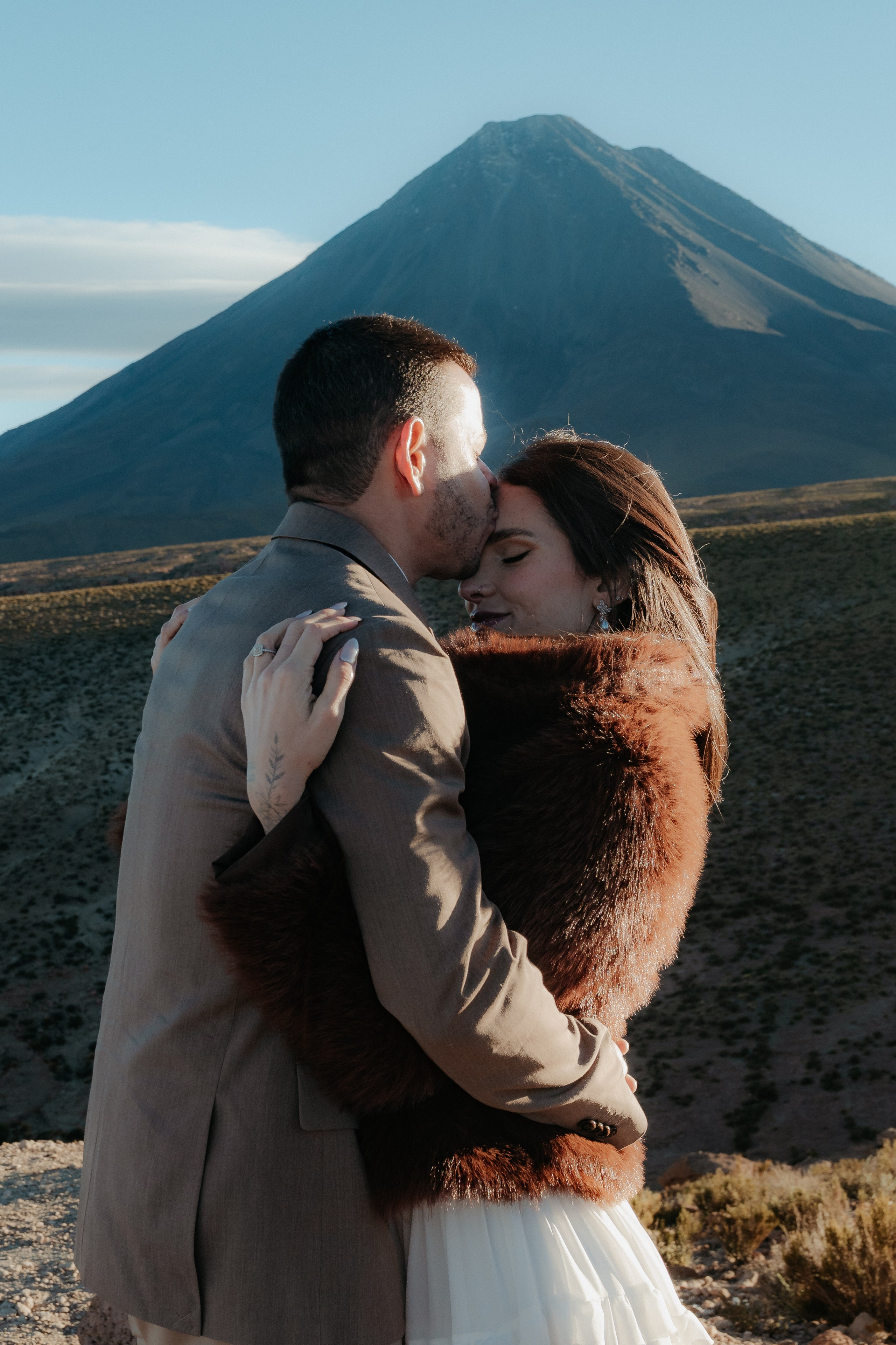 Pre-wedding no mirante do vulcão Licancabur. Photographer in San Pedro de Atacama