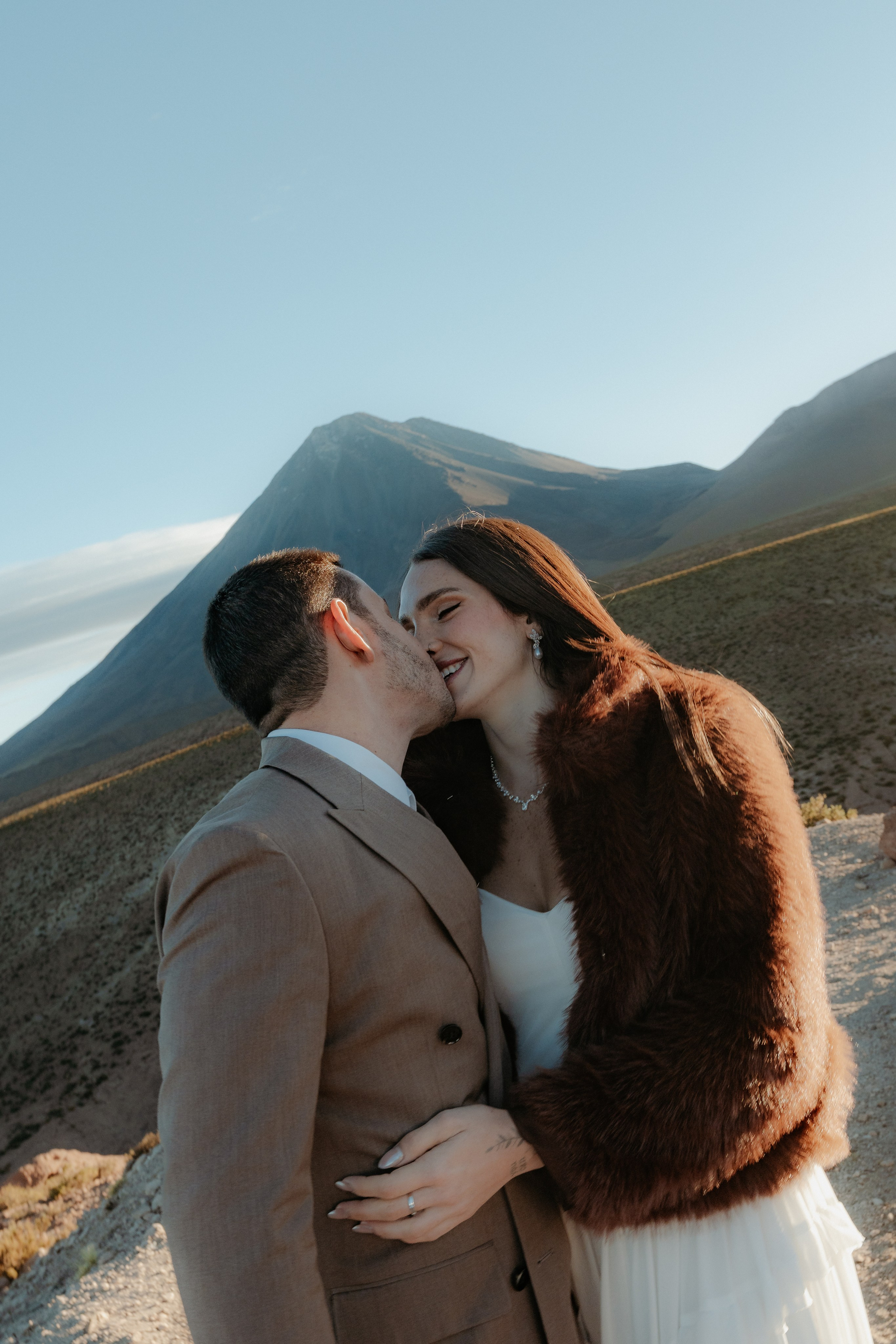 Pre-wedding no mirante do vulcão Licancabur. Photographer in San Pedro de Atacama