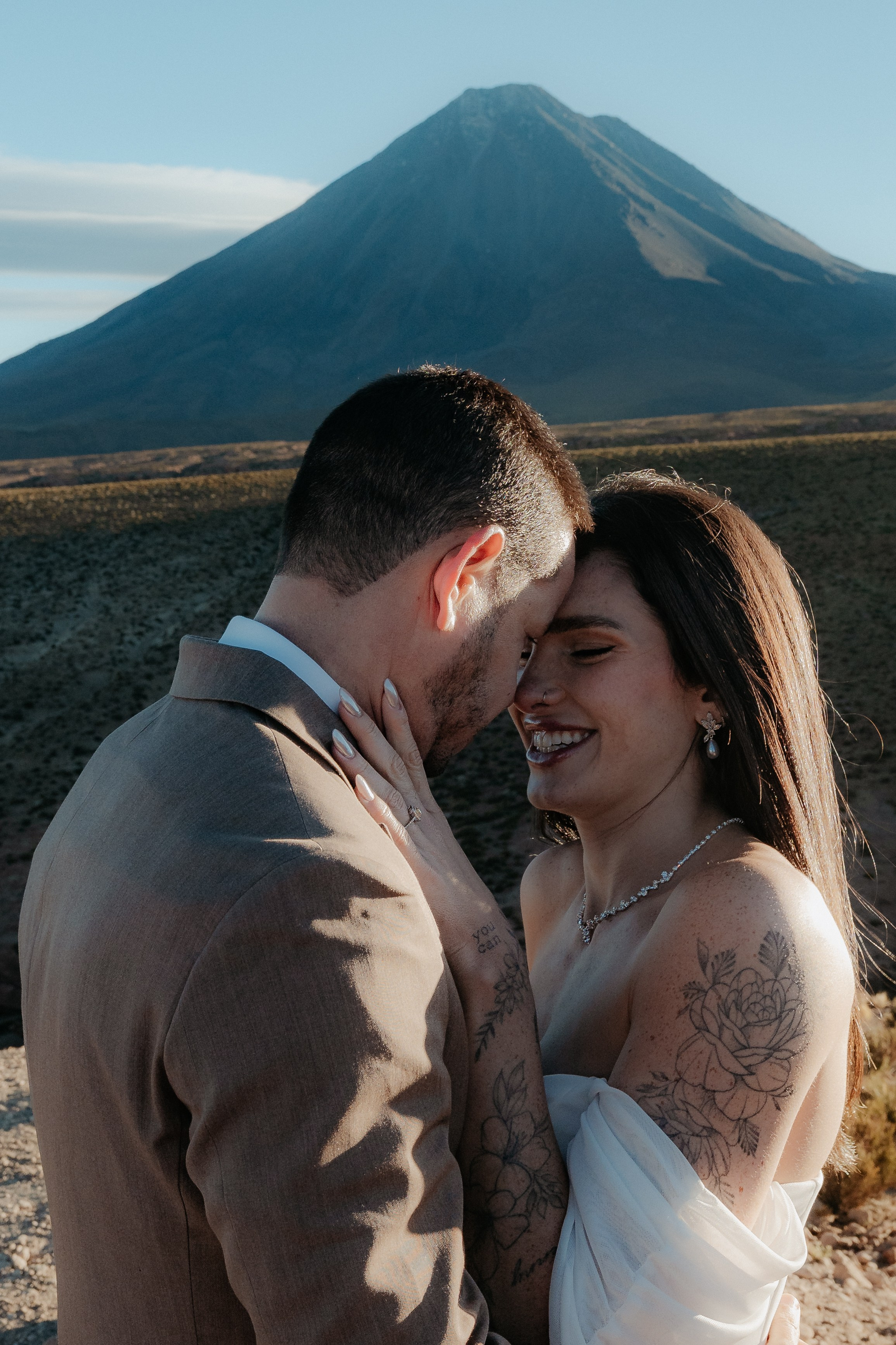 Pre-wedding no mirante do vulcão Licancabur. Photographer in San Pedro de Atacama