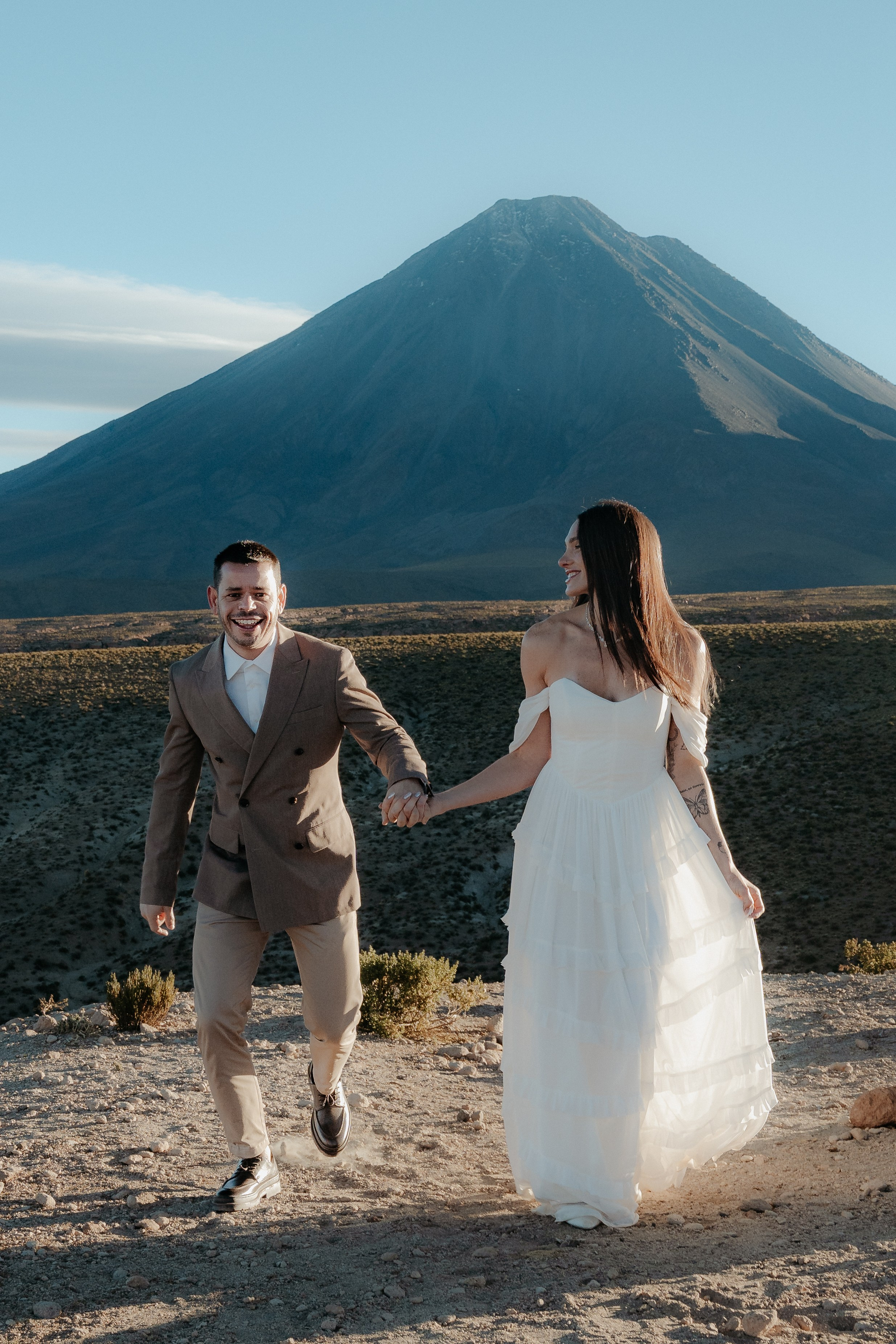 Pre-wedding no mirante do vulcão Licancabur. Photographer in San Pedro de Atacama