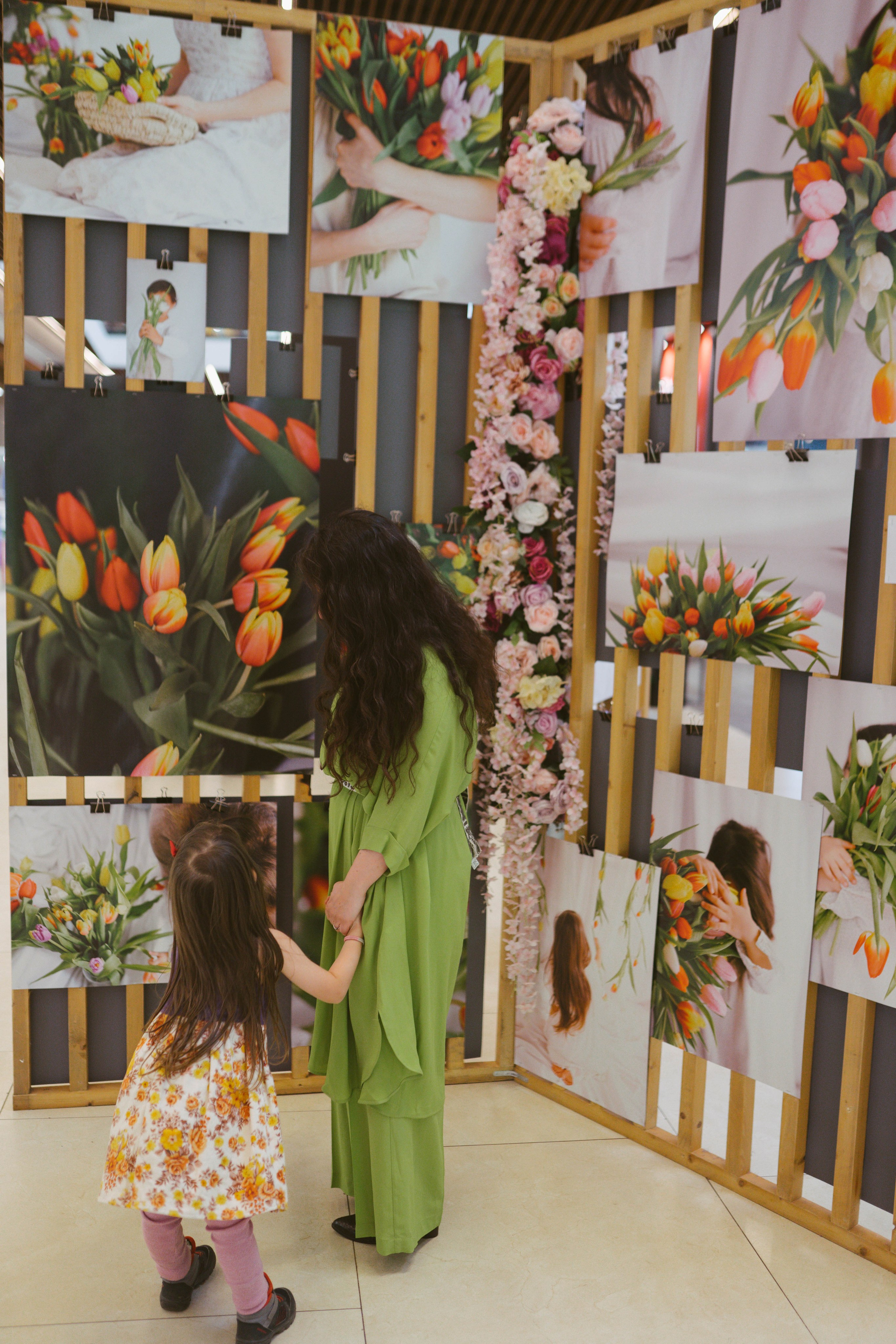 Expozitie Fotografie AFI BRASOVA fi Primăvară: Manifest Vizual despre Viață | Mădălina Beda. Madalina Beda- Artist vizual, fotograf, doula la nastere, consultant babywearing Brasov si in toata tara