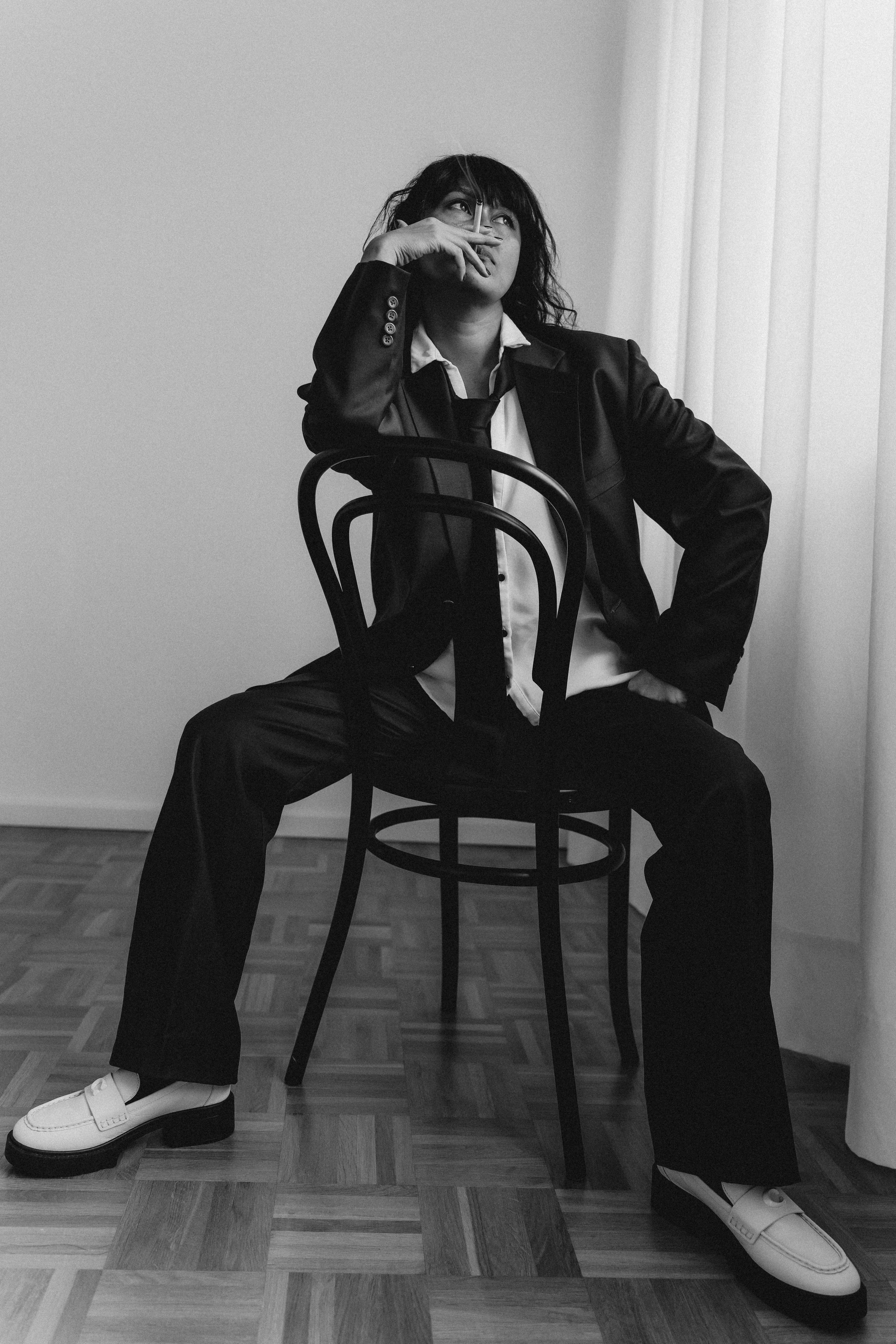 Fotosessions einer Frau im Männerlook. Schwarz-weiß Fotografie in Münster. Fotografin Viktoria Roschen