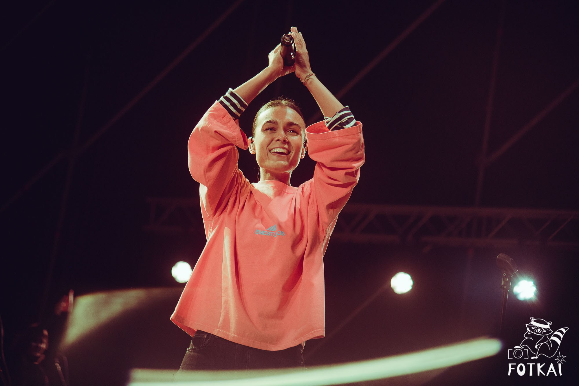 Marta Santos — Fotos del concierto en Alicante 2026: pop flamenco en El Muelle Live | FOTKAI