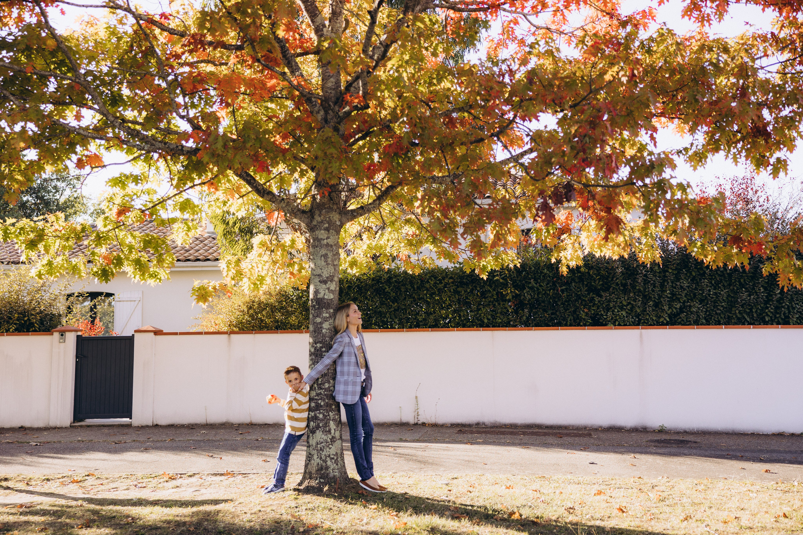 Autumn mother-son family photoshoot in Toulouse. Eugénie Smirnova — your photographer in Toulouse and southwest France