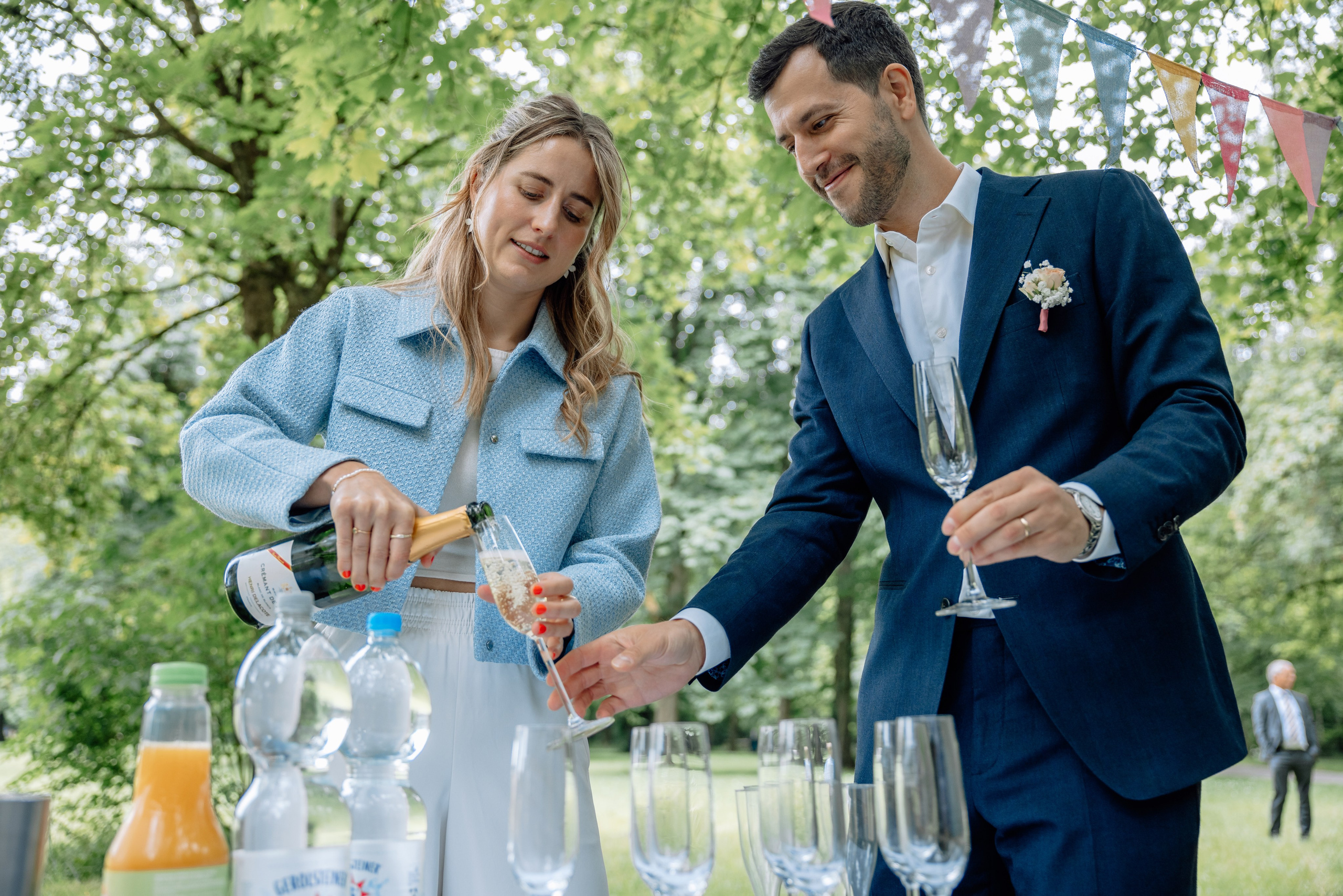Braut gießt Sekt ein – Detailaufnahme der Feier nach Trauung Standesamt Schwabin
