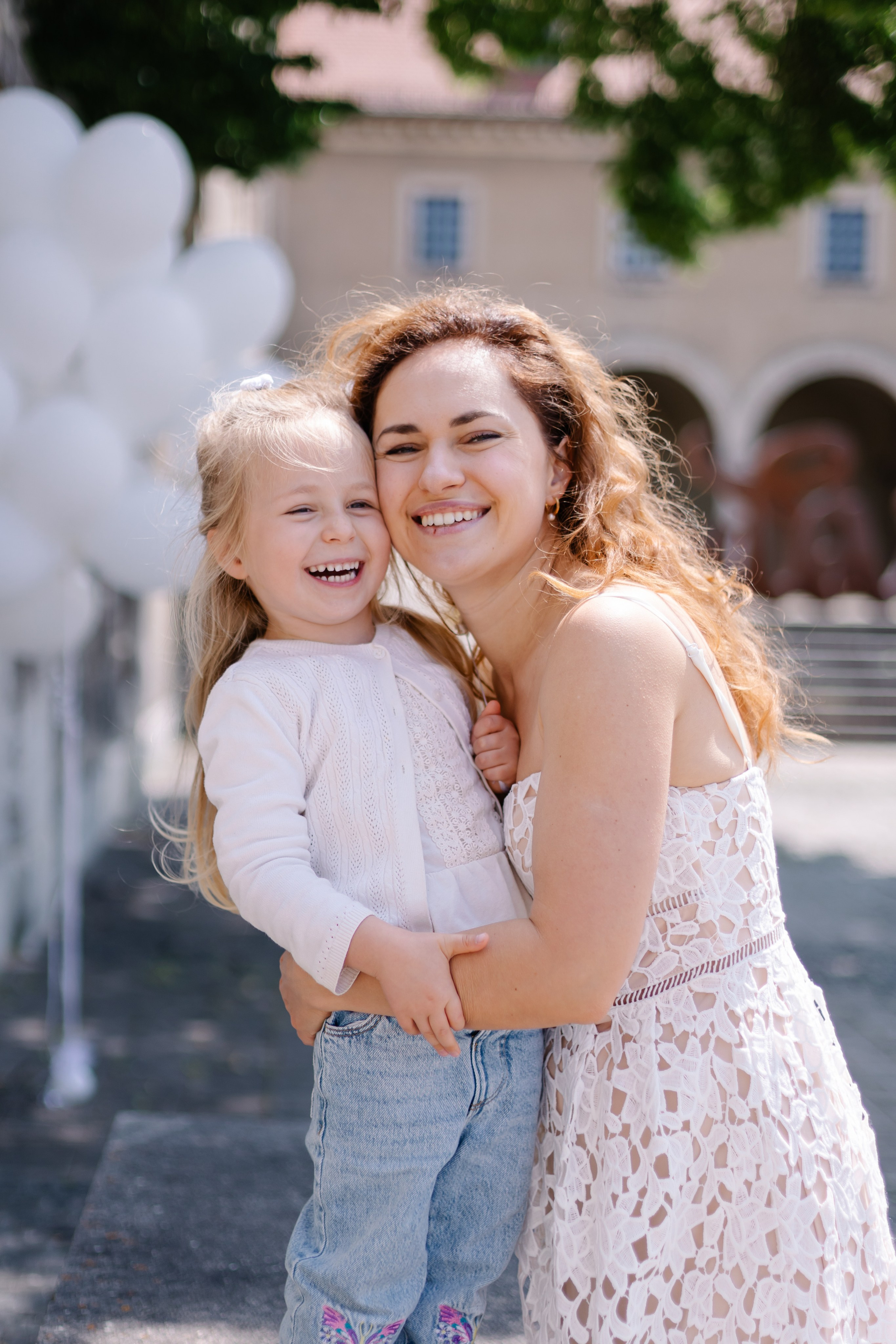Fotominis mit weißen Luftballons im Herzen Münchens. Familien- und Kinderfotografin Katerina Vlasenko, München