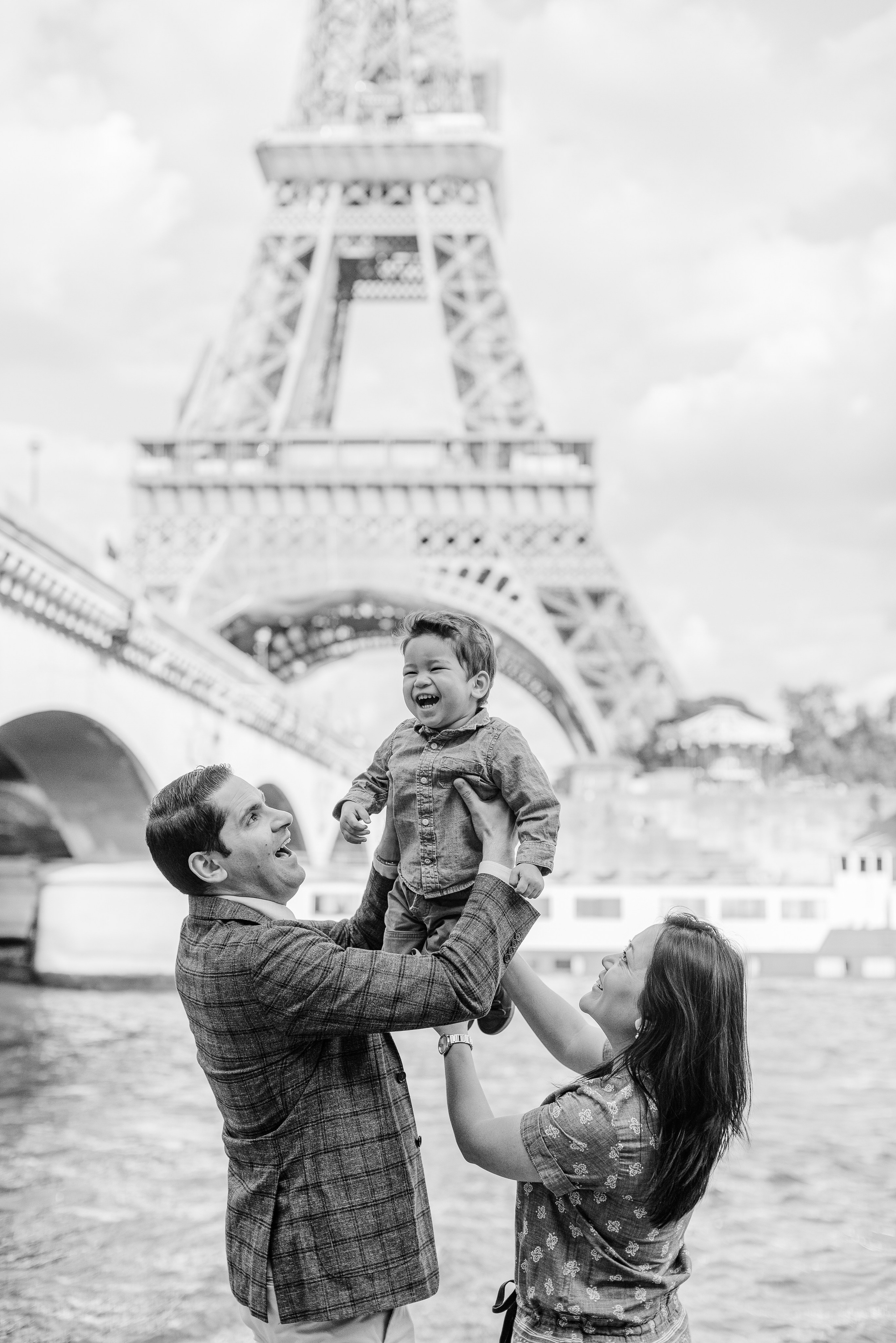Chic family portraits in Palais Royal and Louvre area. Ksenia Marchand/ Lifestyle photographer in Paris
