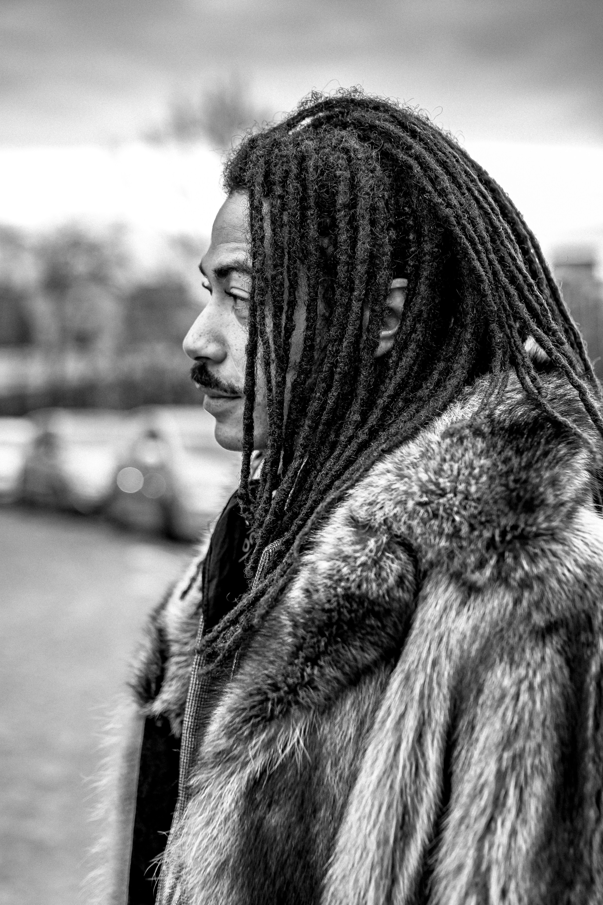 Чб портрет молодого человека с дредами