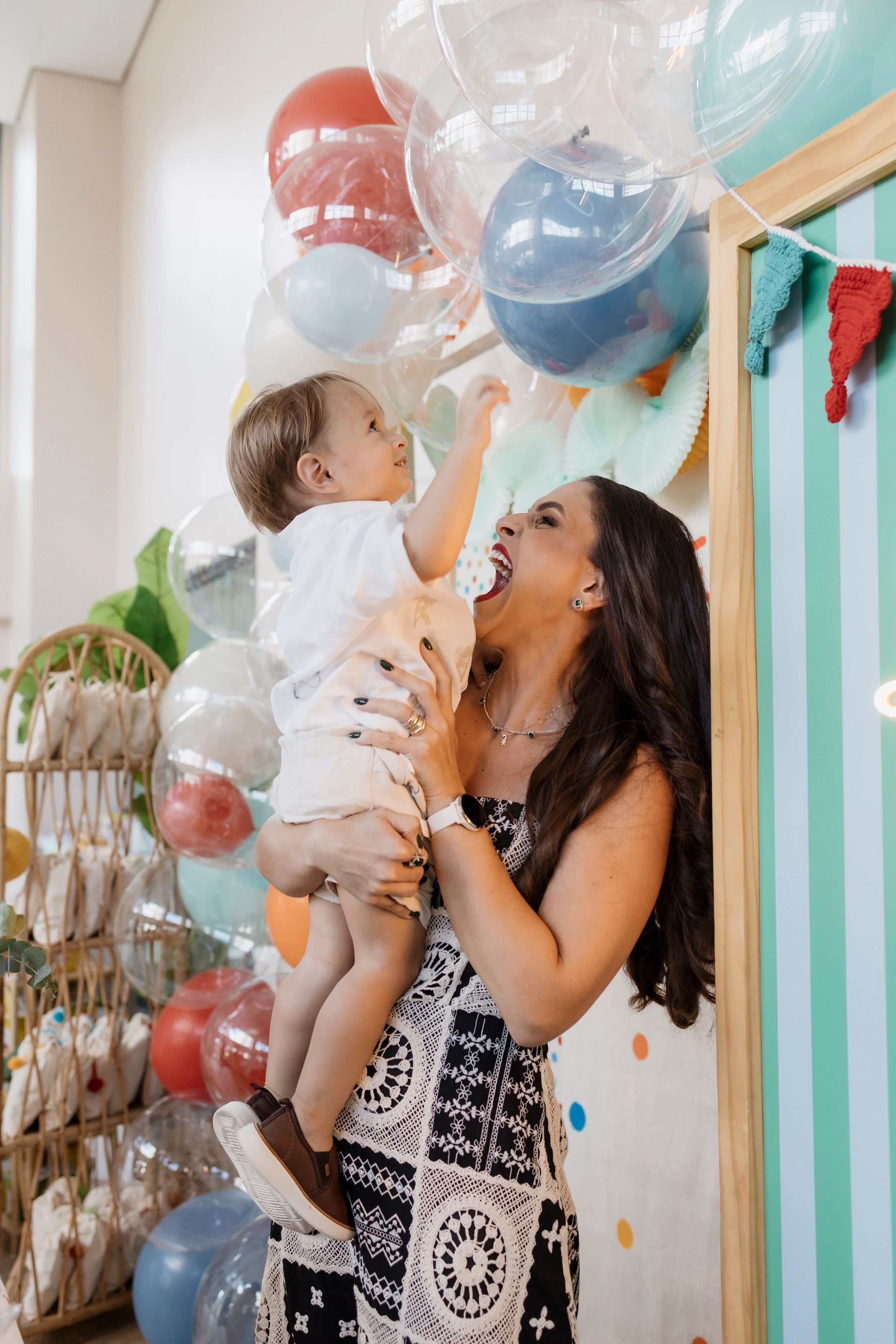 Registro afetivo da mãe com o aniversariante