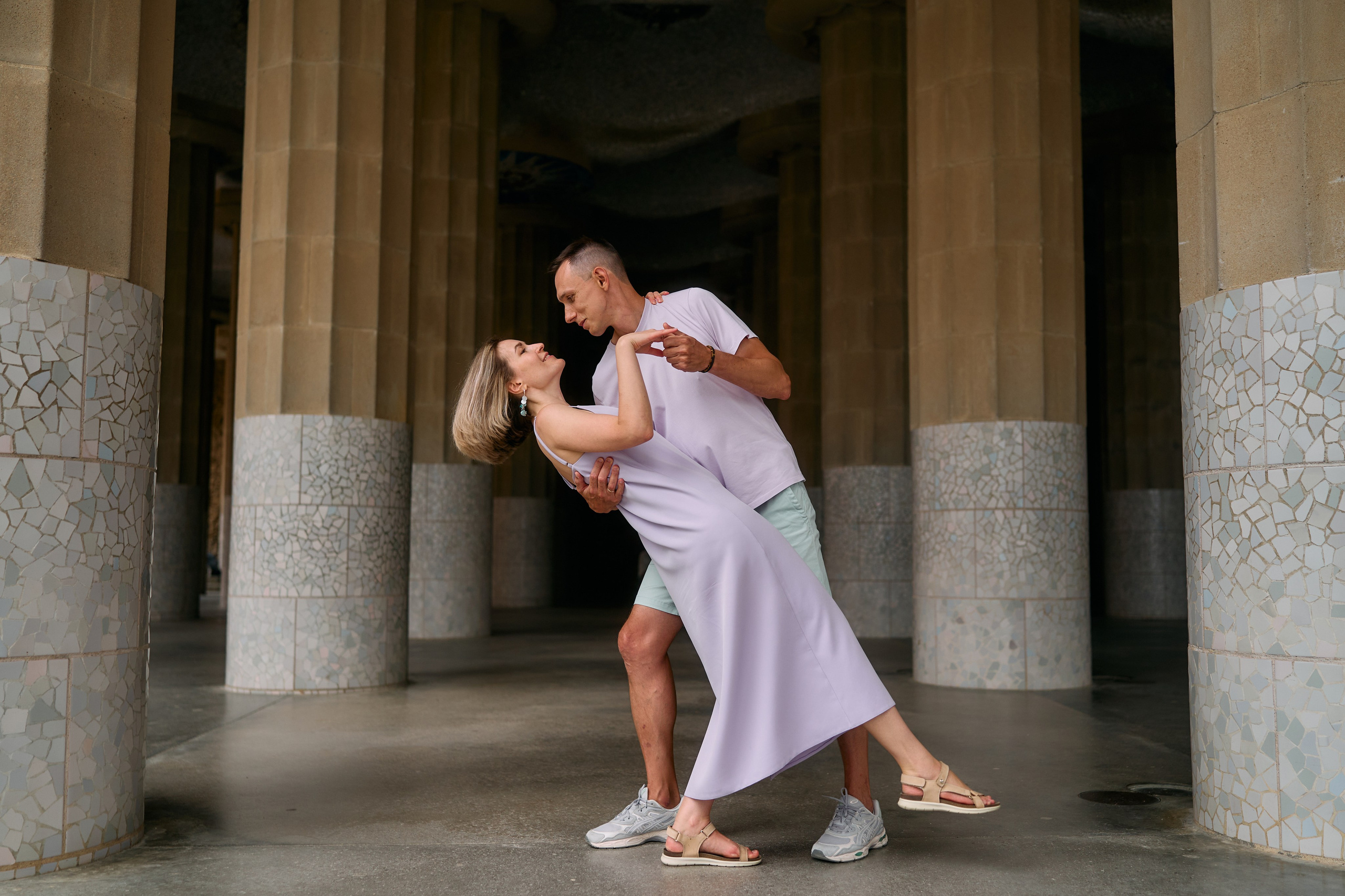 Description of the Park Güell location for a  love-story or individual photo shoot in Barcelona, examples of photos taken at this photo spot. POSTCARD.BCN Photographer Kate in Barcelona. Love-story, family or individual photo shoots