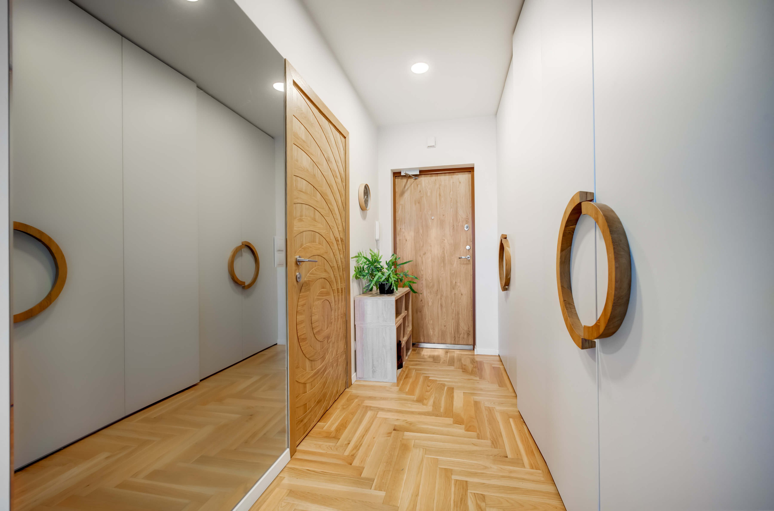 2025 m. svetainė: tikros medžio durys, Bose aparatūra ir balkonas su vaizdu