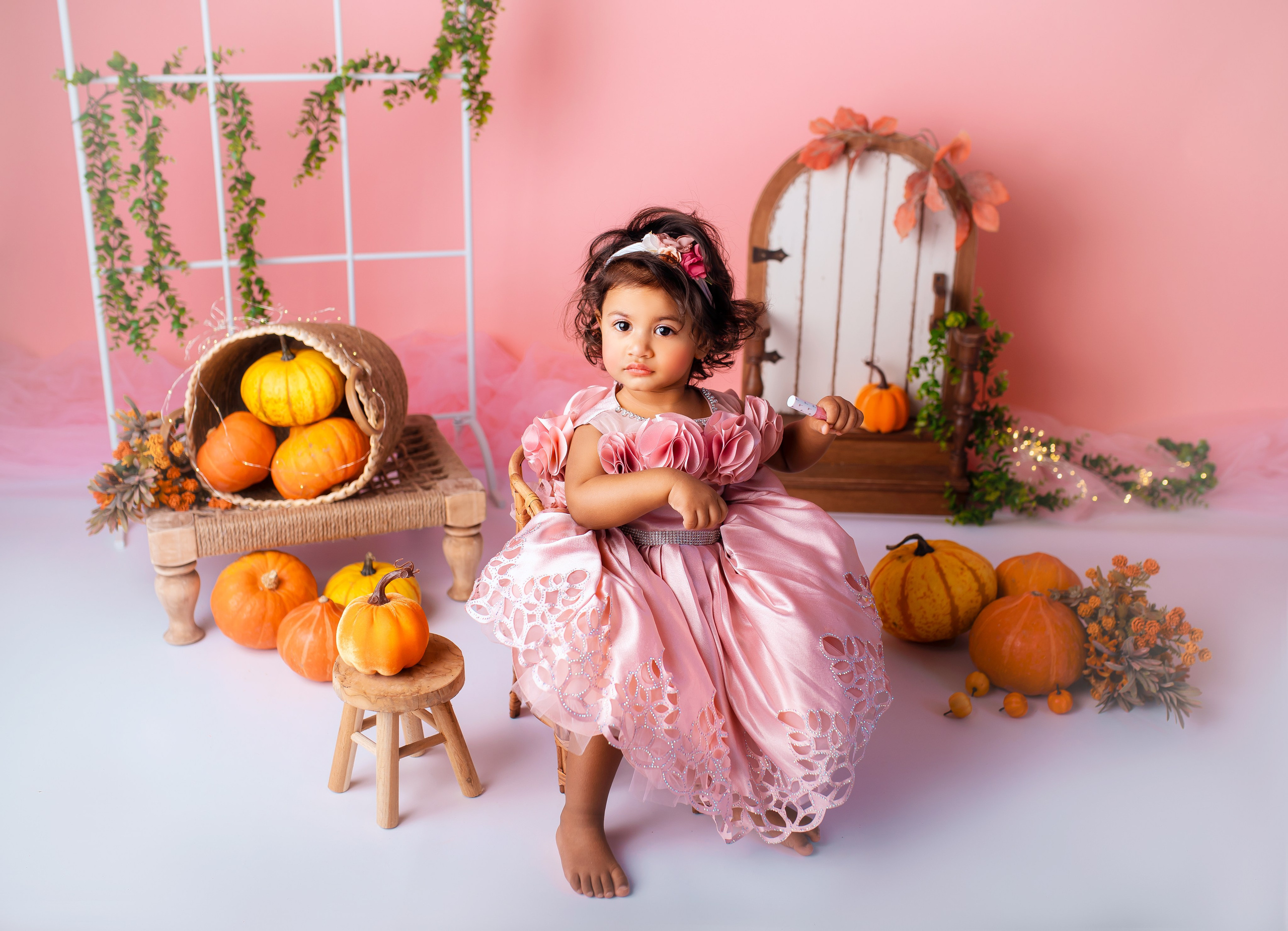 Cake smash photoshoot for One Year. Newborn photographer and Photography Educator in Prague Yana Stelmakh