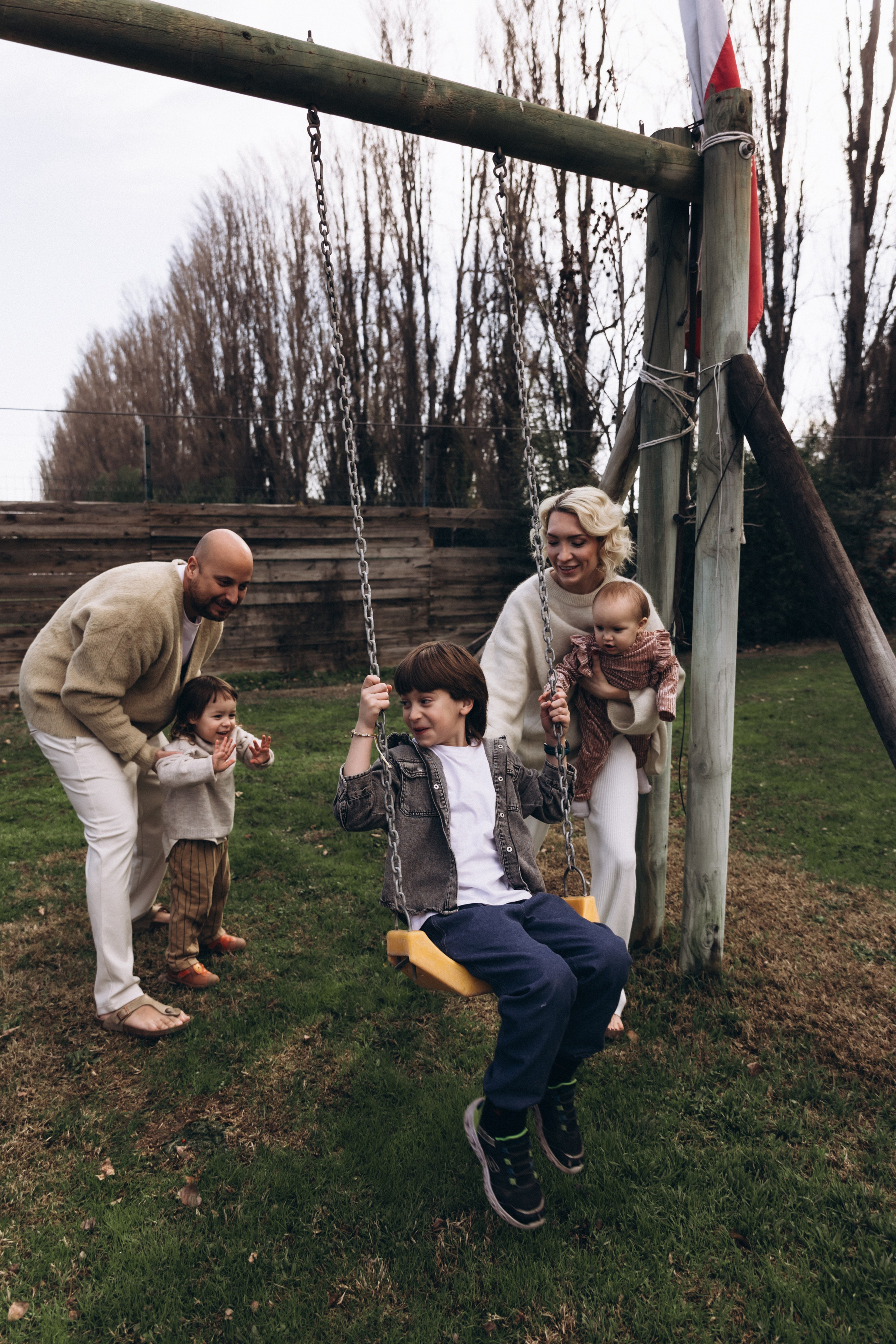 Sesión de fotos familiar en casa — Momentos reales y acogedores. Photographer in Santiago, Chile Anna Almazova