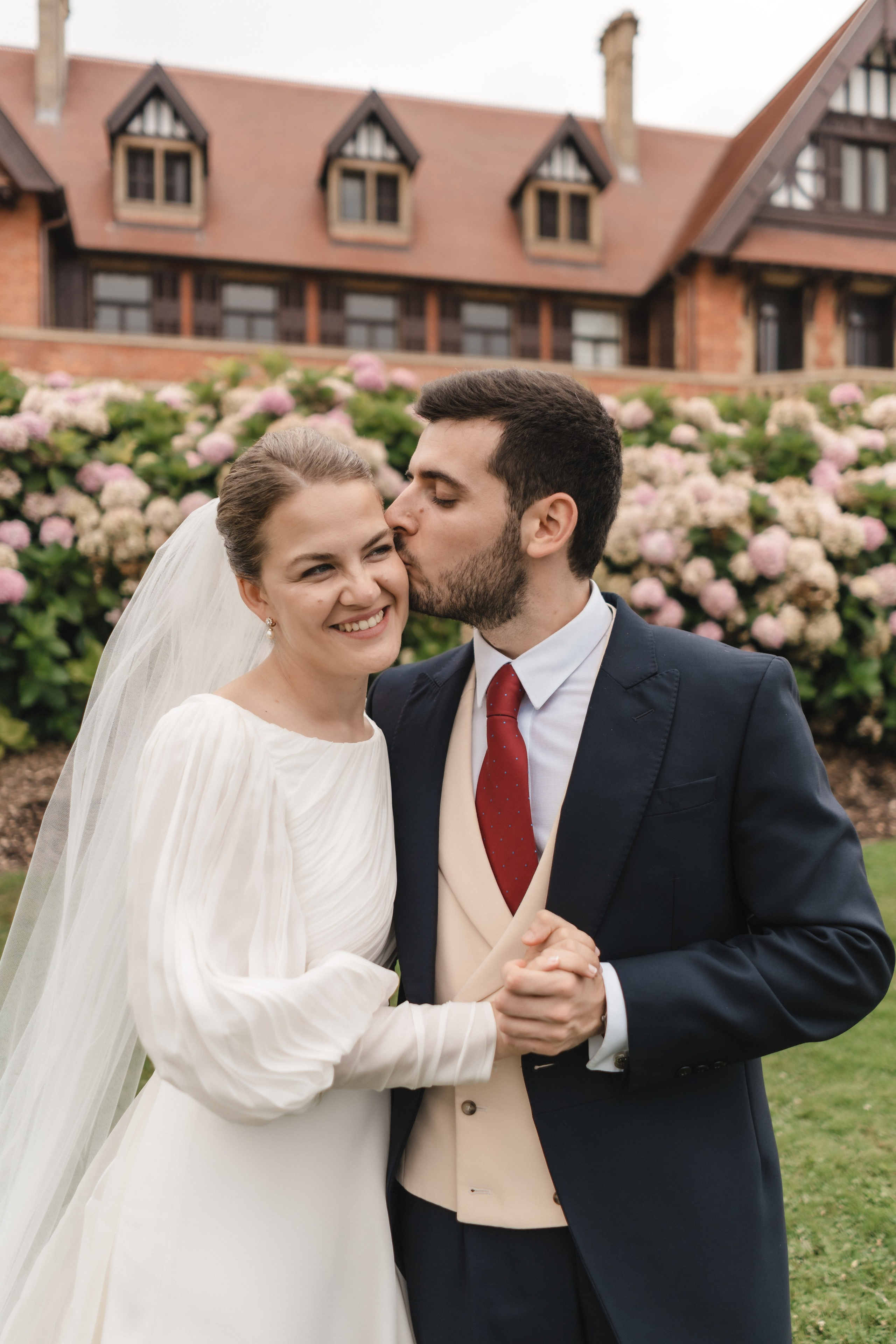 Elegancia y alegría familiar. Boda de Andrés y Lucía en San Sebastián. Holigood foto y video reportaje de bodas en San Sebastián y Europa