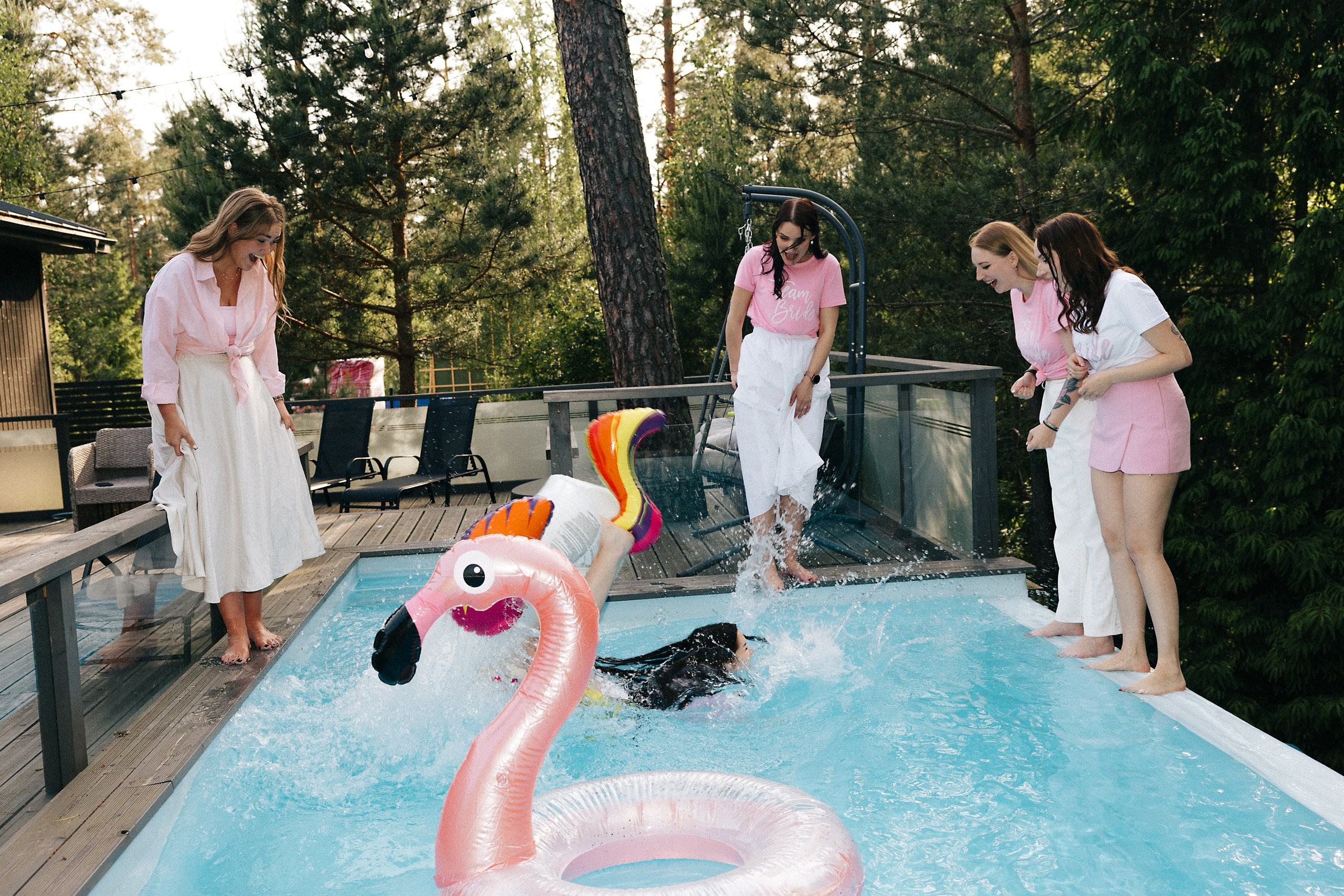 Яркая фотосессия девичника в Риге: розовые наряды и очки в форме сердца. Евгений Тимофеев | Свадебный и контент-фотограф и видеограф в Риге