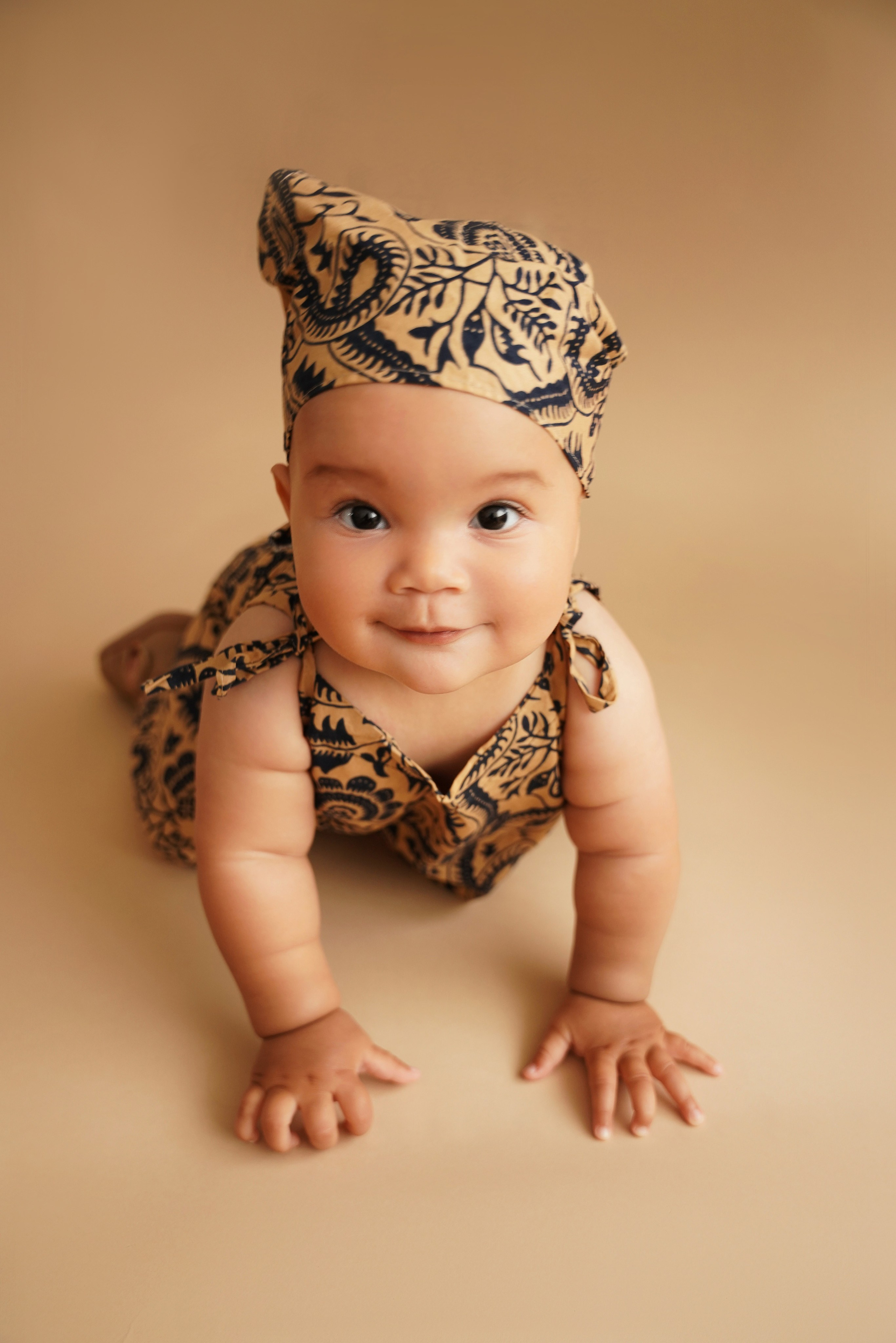 Ein Kind beginnt in einem Fotostudio zu krabbeln