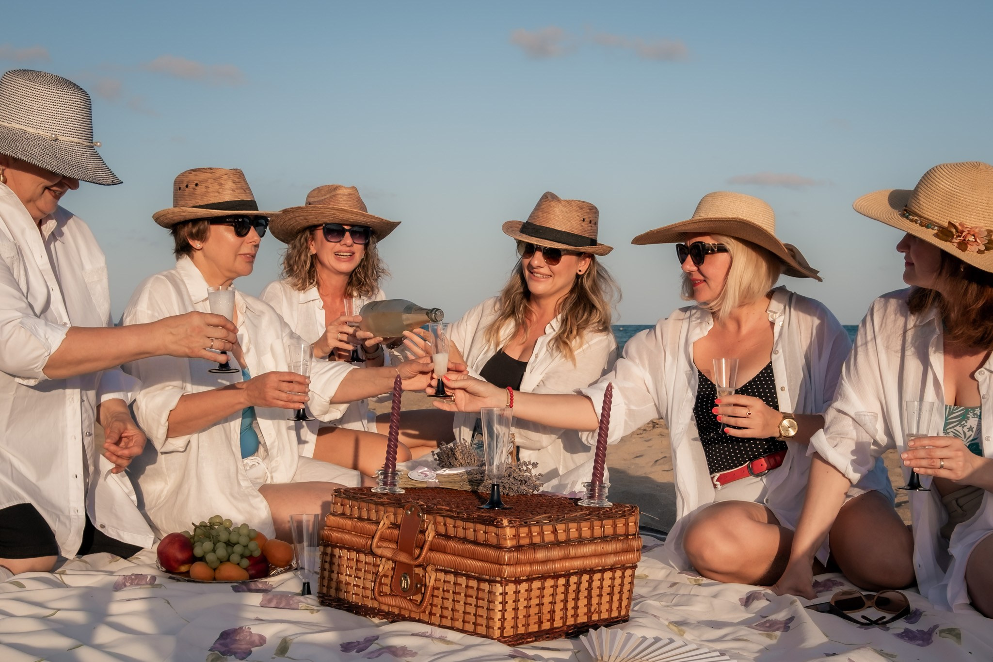 Amigas, mar y atardecer. Fotografía profesional en Calafell - Elena Medvedeva