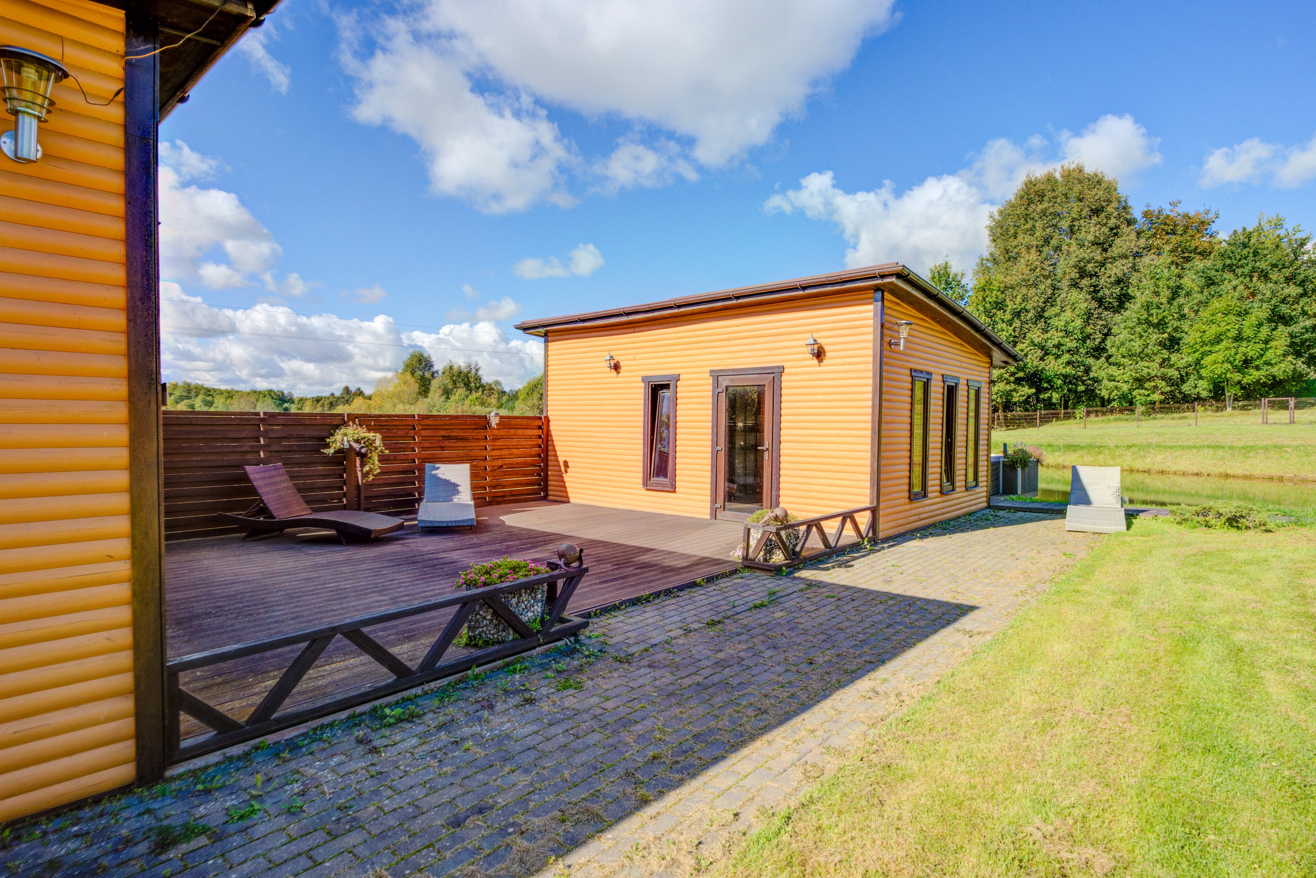 Sadyba Vinliaus r. prie ežero. Elina Sapiega fotografė Vilniuje