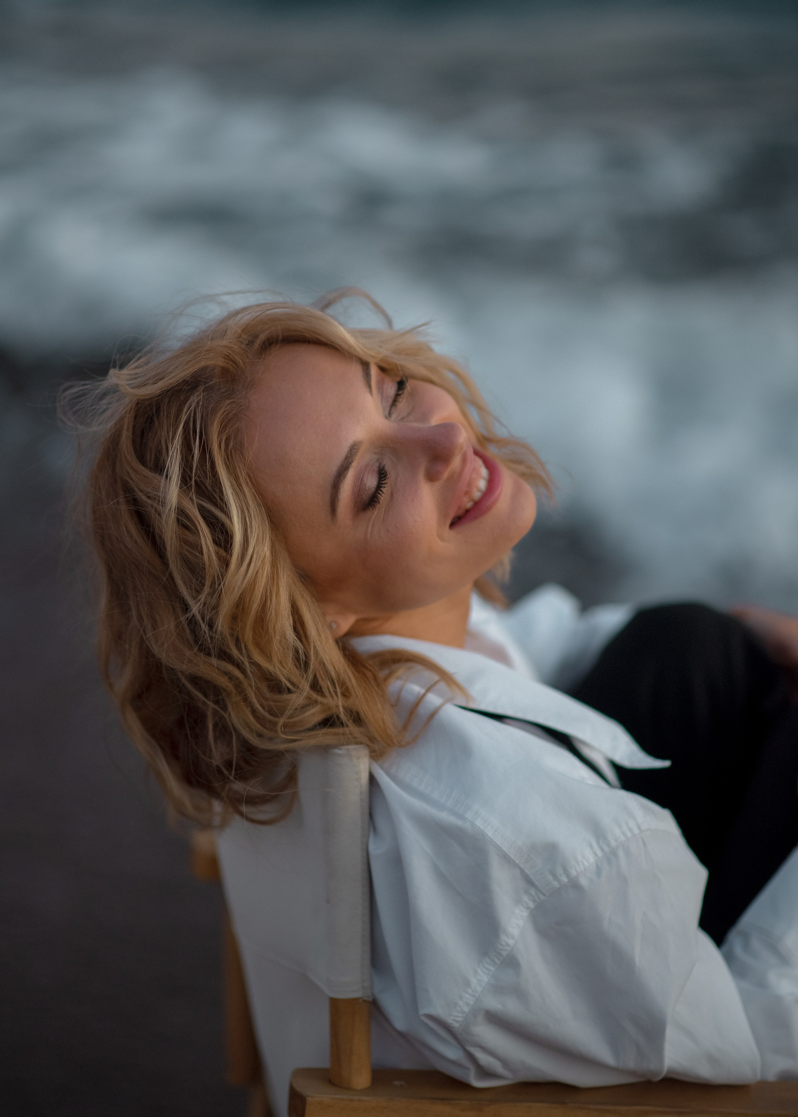 Lifestyle портрет  девушки в естественном  свете зимнего моря