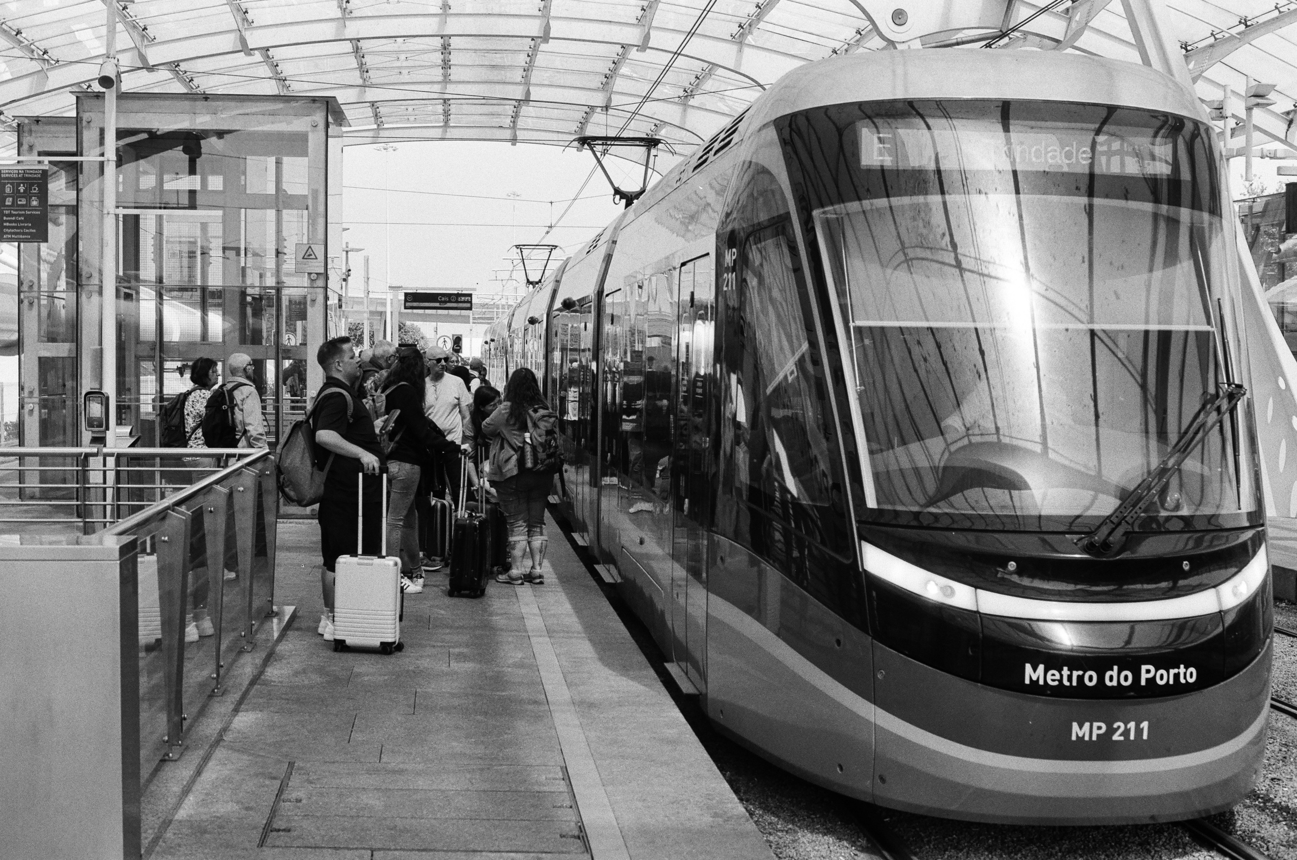 Einfahrende Metro am Flughafen Porto Richtung Stadtzentrum