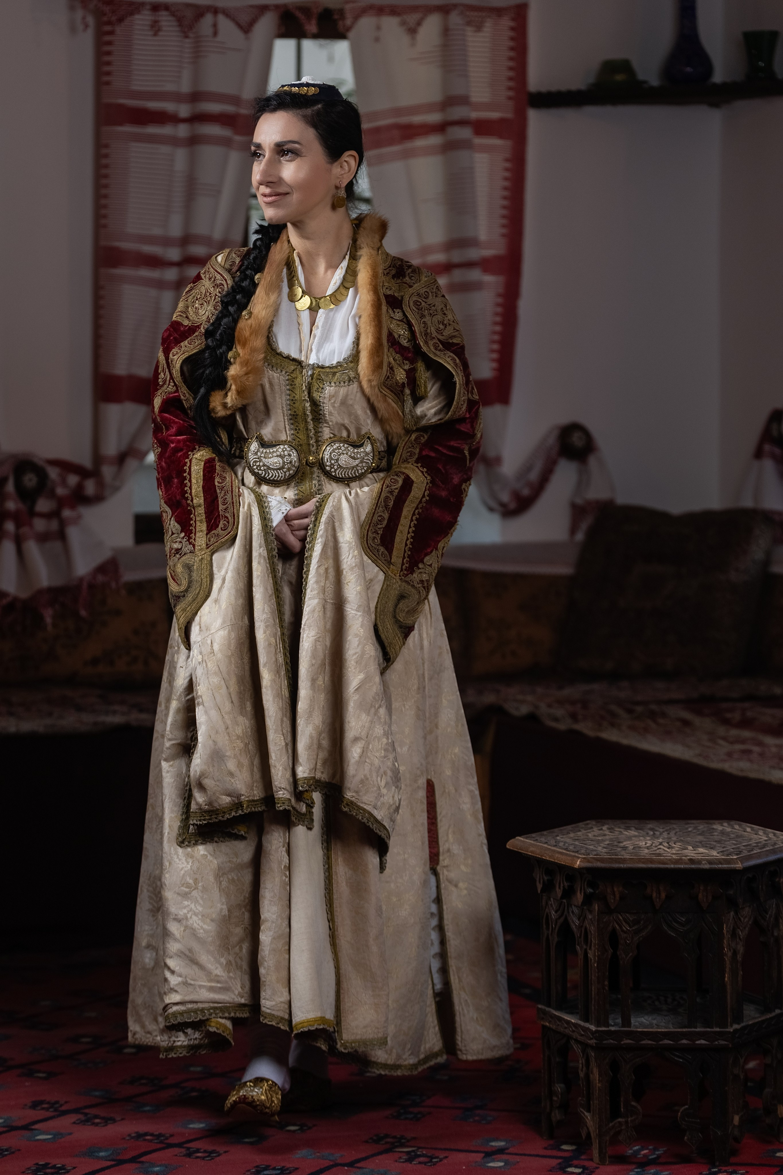 Originalne narodne nošnje Bosne i Hercegovine izložene u Svrzinoj kući u Sarajevu, prikazane u autentičnom ambijentu tradicionalne gradske arhitekture. Original folk costumes of Bosnia and Herzegovina displayed in the Svrzo House in Sarajevo, presented in the authentic setting of traditional urban architecture.