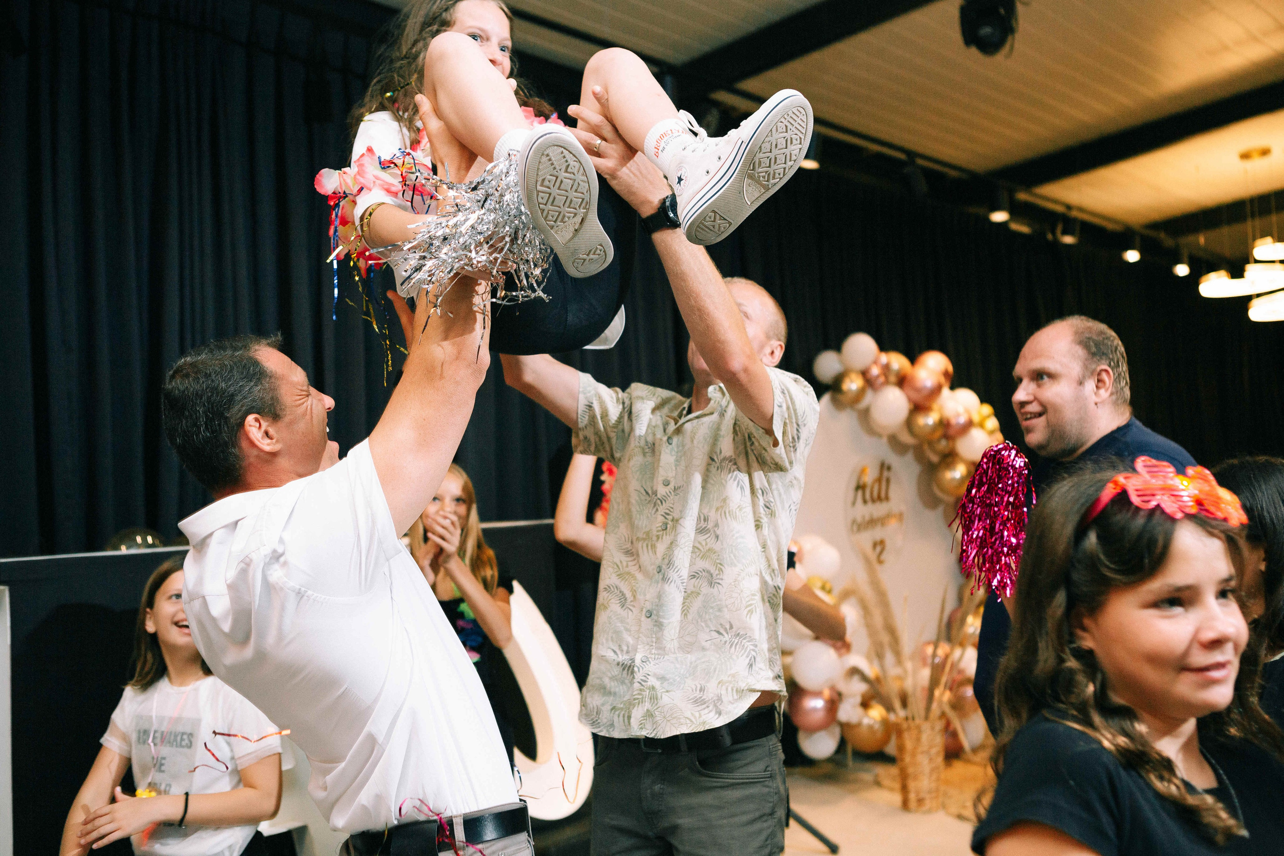 PARTY WITH FRIENDS. Https://shi-photo.com/