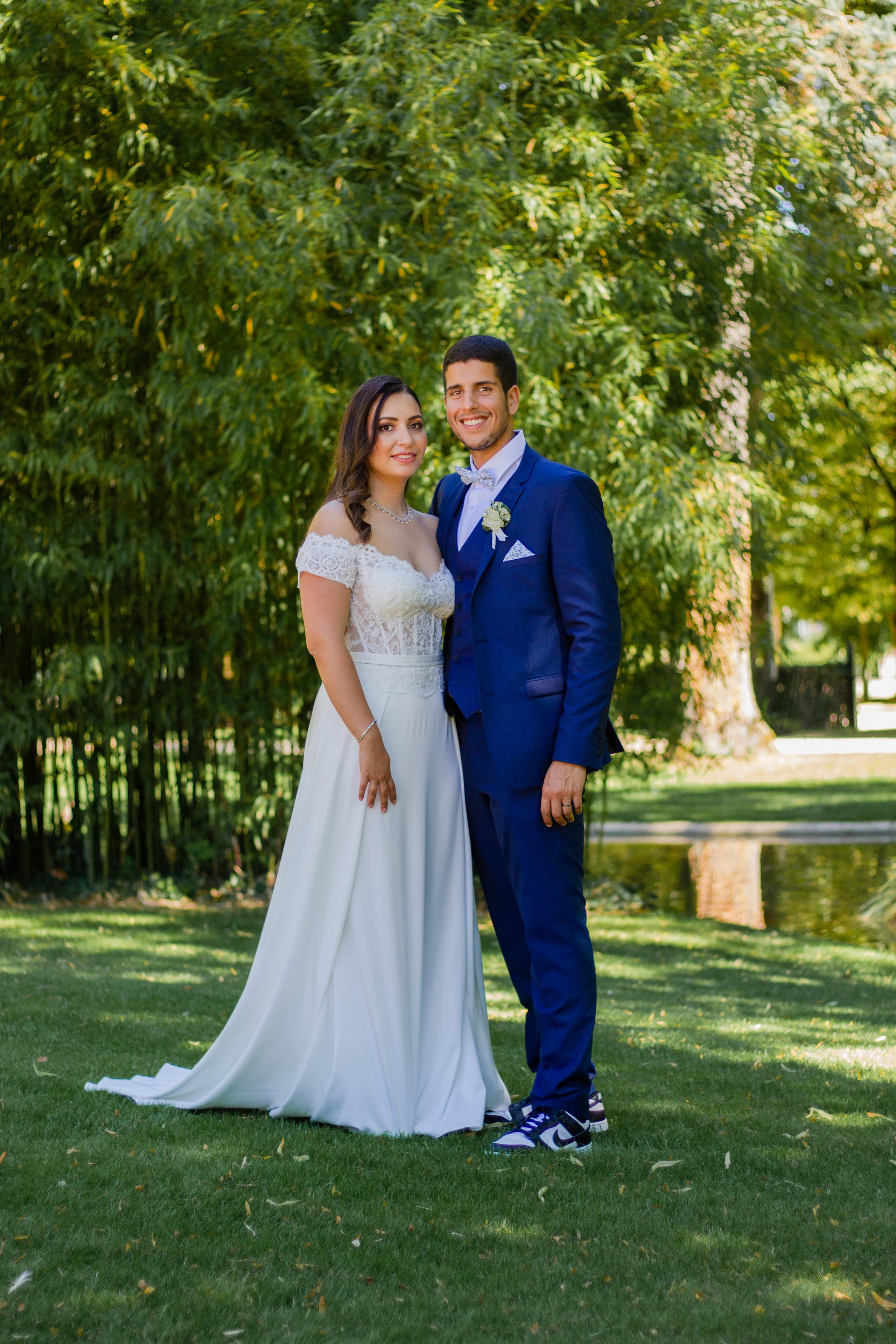 Séance photo de mariage au Parc de Blossac à Poitiers, couple de mariés dans un cadre naturel