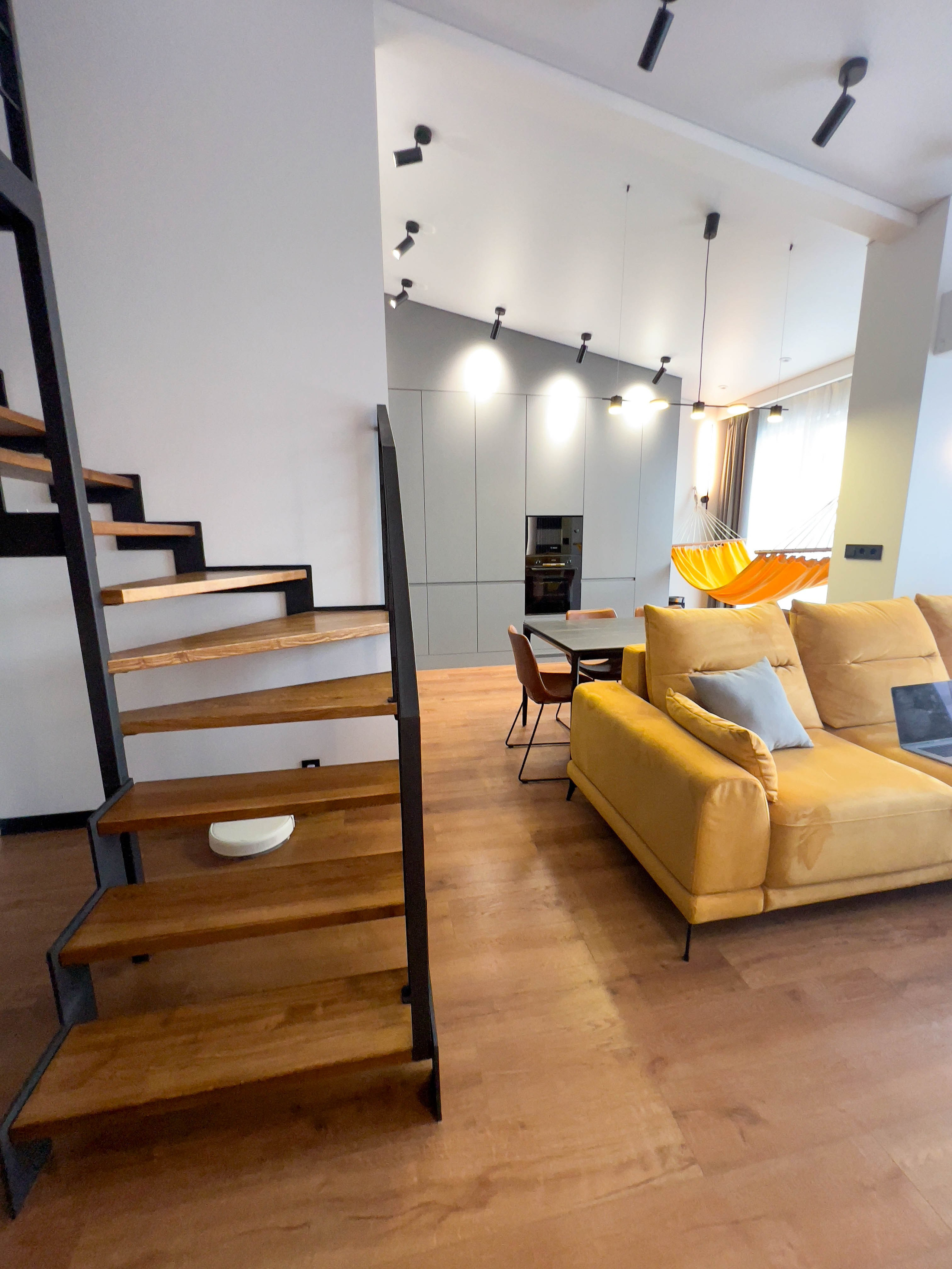 The apartment is on two levels. Fotograf Dmitrii Donets