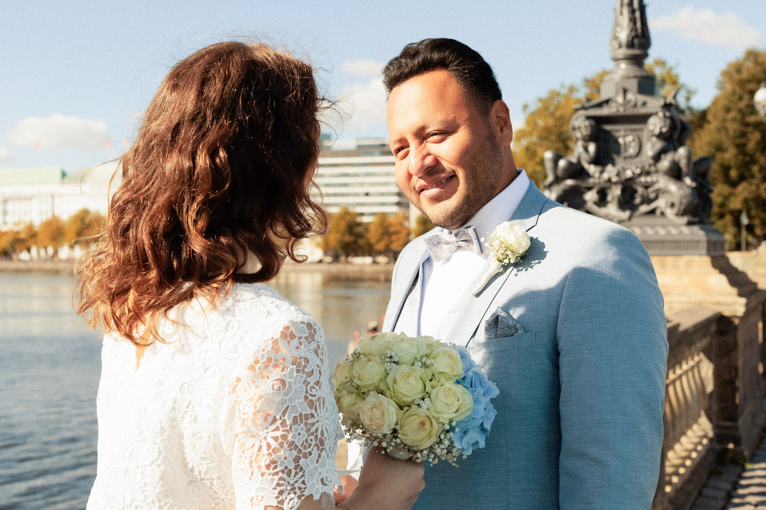 Traumhochzeit im Bobby Reich | Moderne Liebe am Hamburger Alsterufer. Hochzeitsfotograf und Hochzeitsvideograf aus Hamburg | Roka21Film