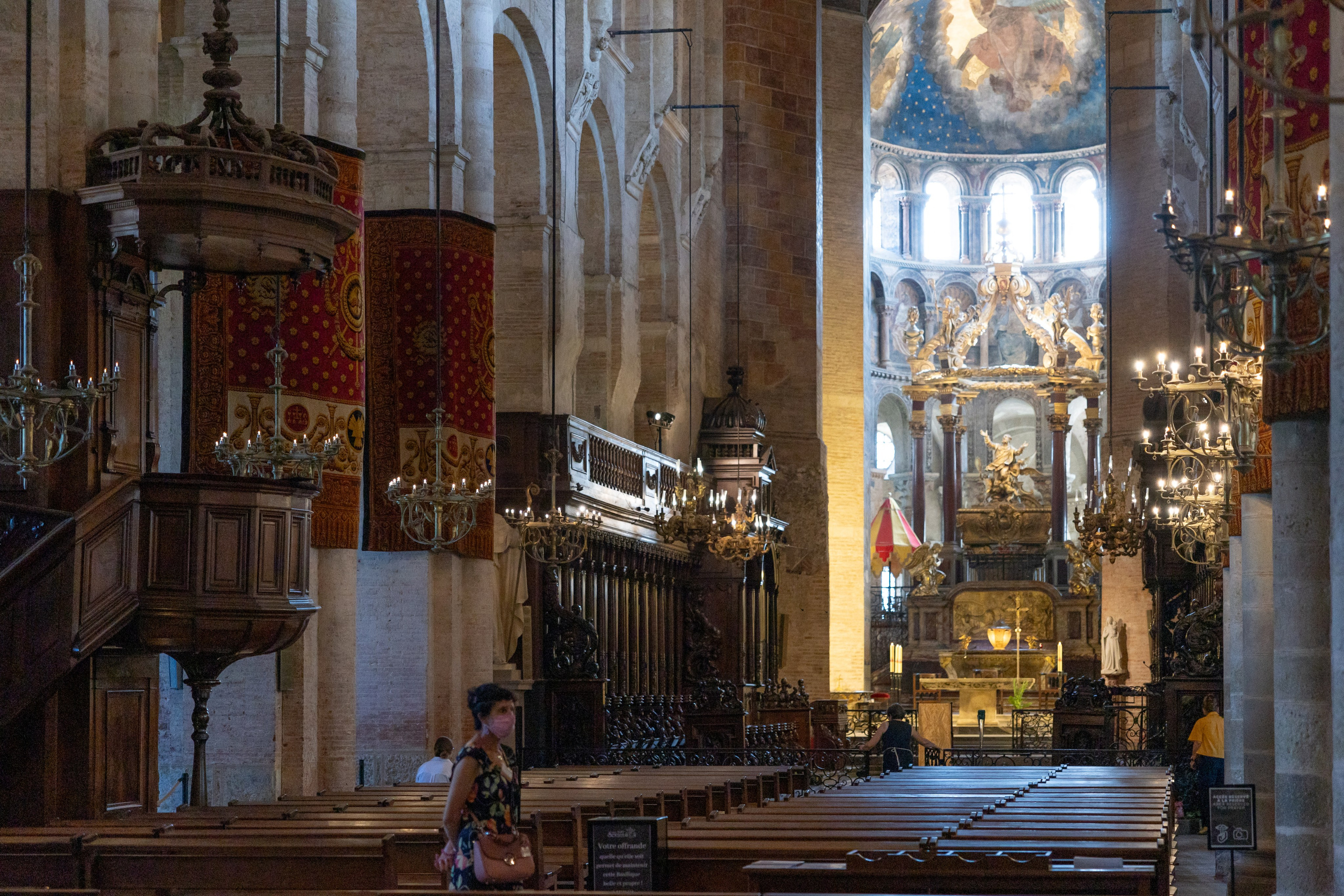 The Baptism of Diana in the Church of Saint-Sernin in Toulouse. Eugénie Smirnova — Photographe à Toulouse et dans le Sud-Ouest